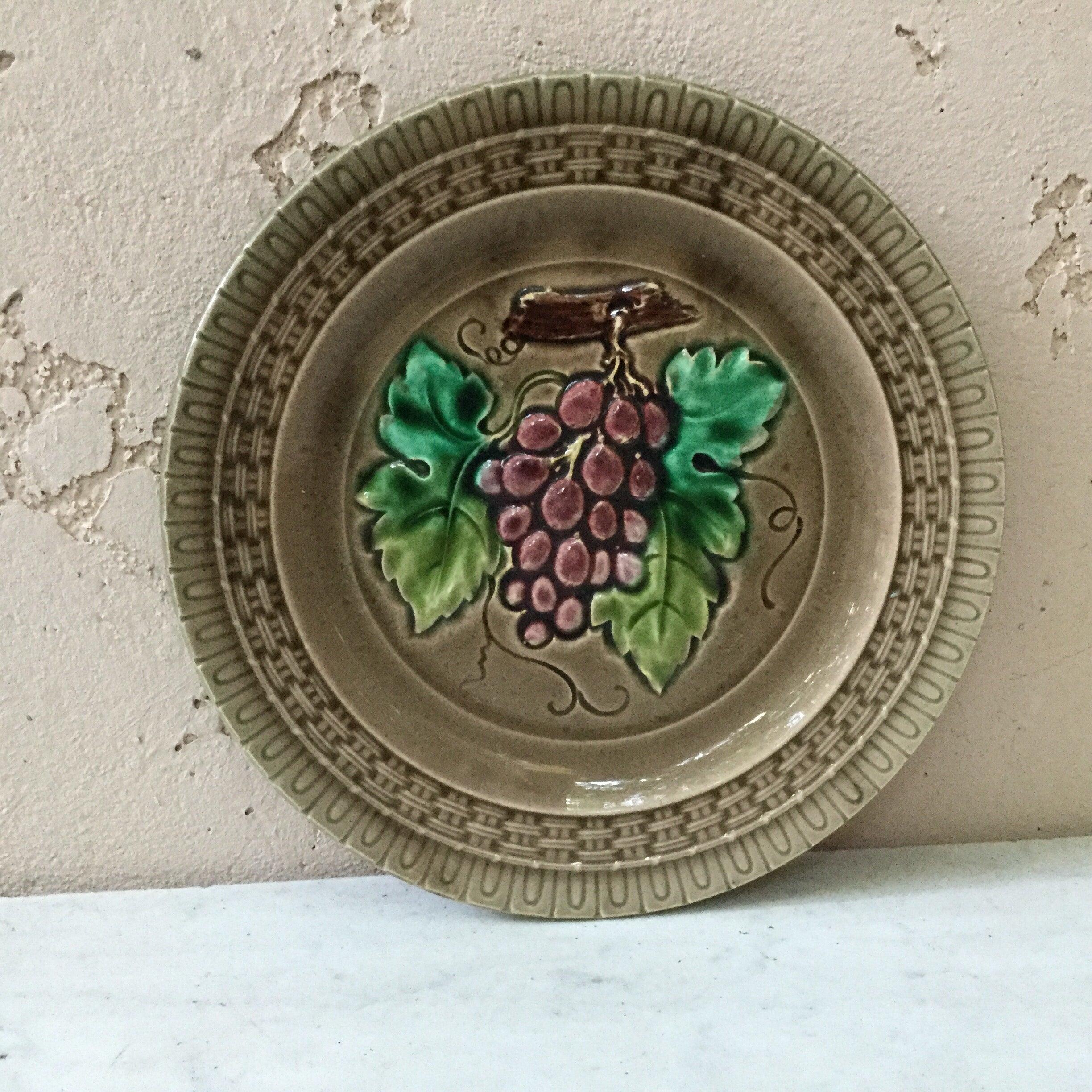 Majolica Grapes Plate Keller & Guerin Saint Clement In Good Condition In Austin, TX
