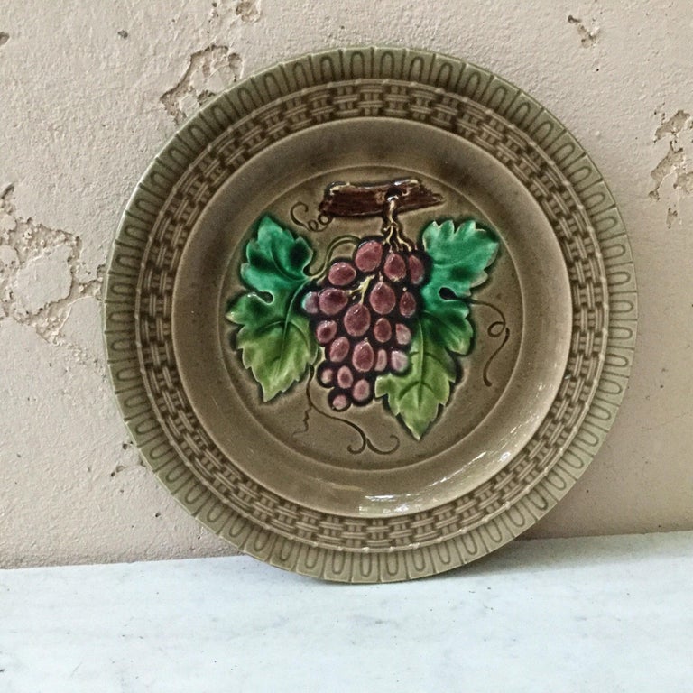 Majolica Grapes Plate Keller & Guerin Saint Clement In Good Condition For Sale In The Hills, TX