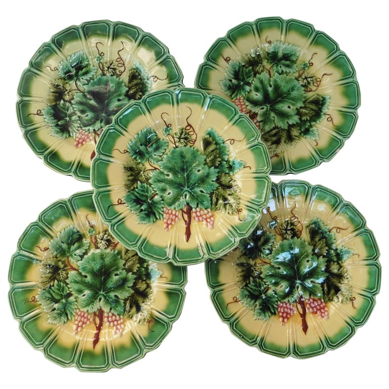 Majolica Grapes Plate Sarreguemines, Circa 1890 In Good Condition For Sale In The Hills, TX