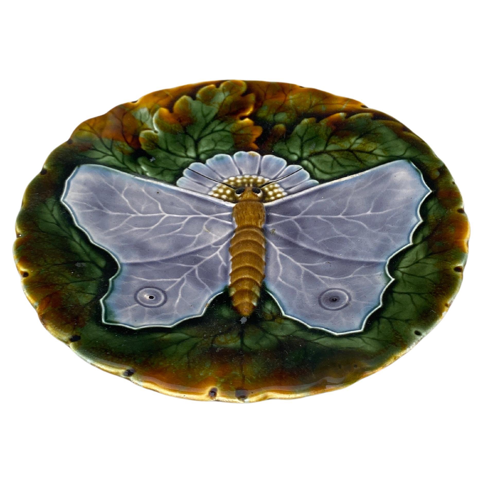 Assiette à papillon en majolique Josef Steidl Znaim, vers 1890.