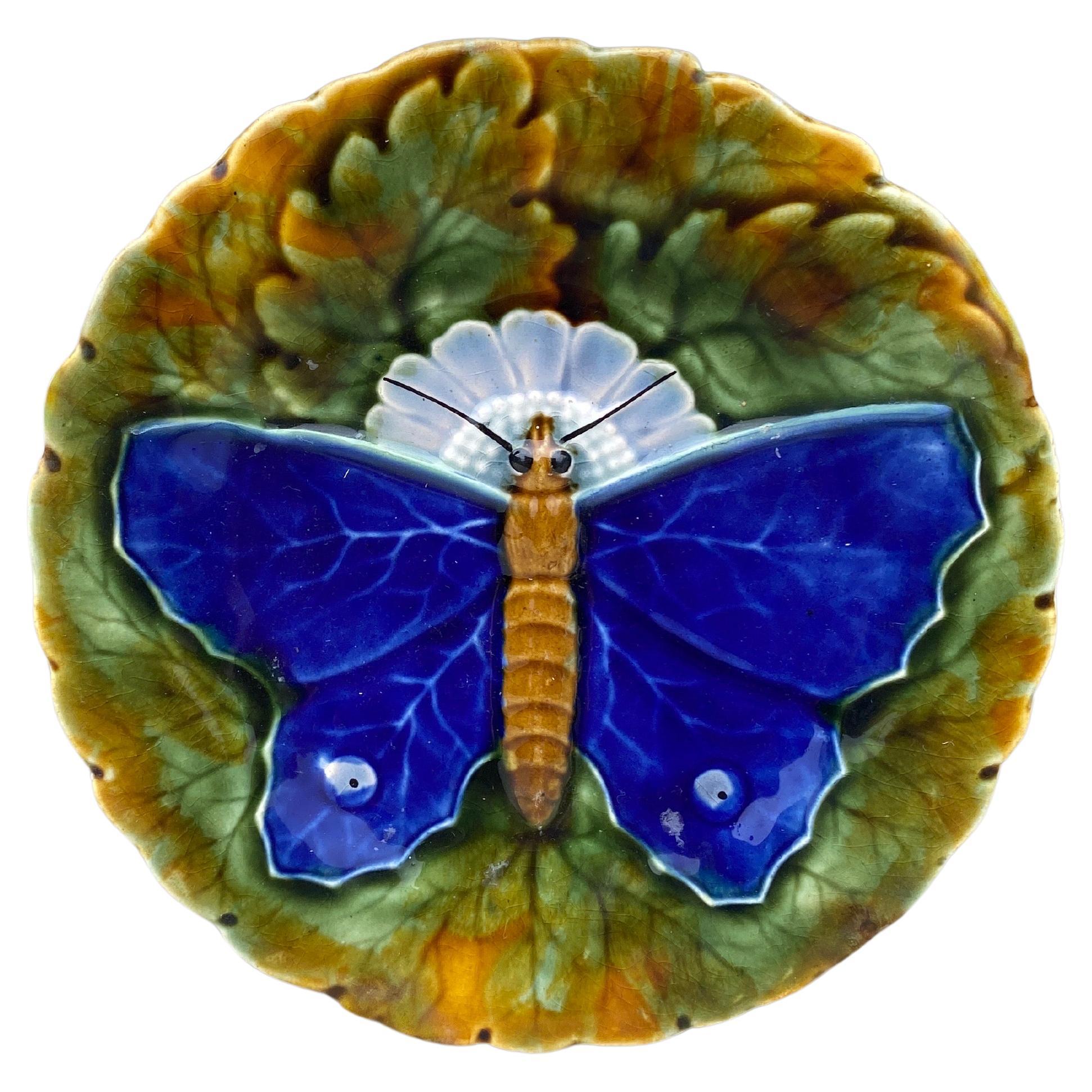 Assiette à papillon en majolique grise Josef Steidl Znaim, vers 1890 Bon état - En vente à Austin, TX