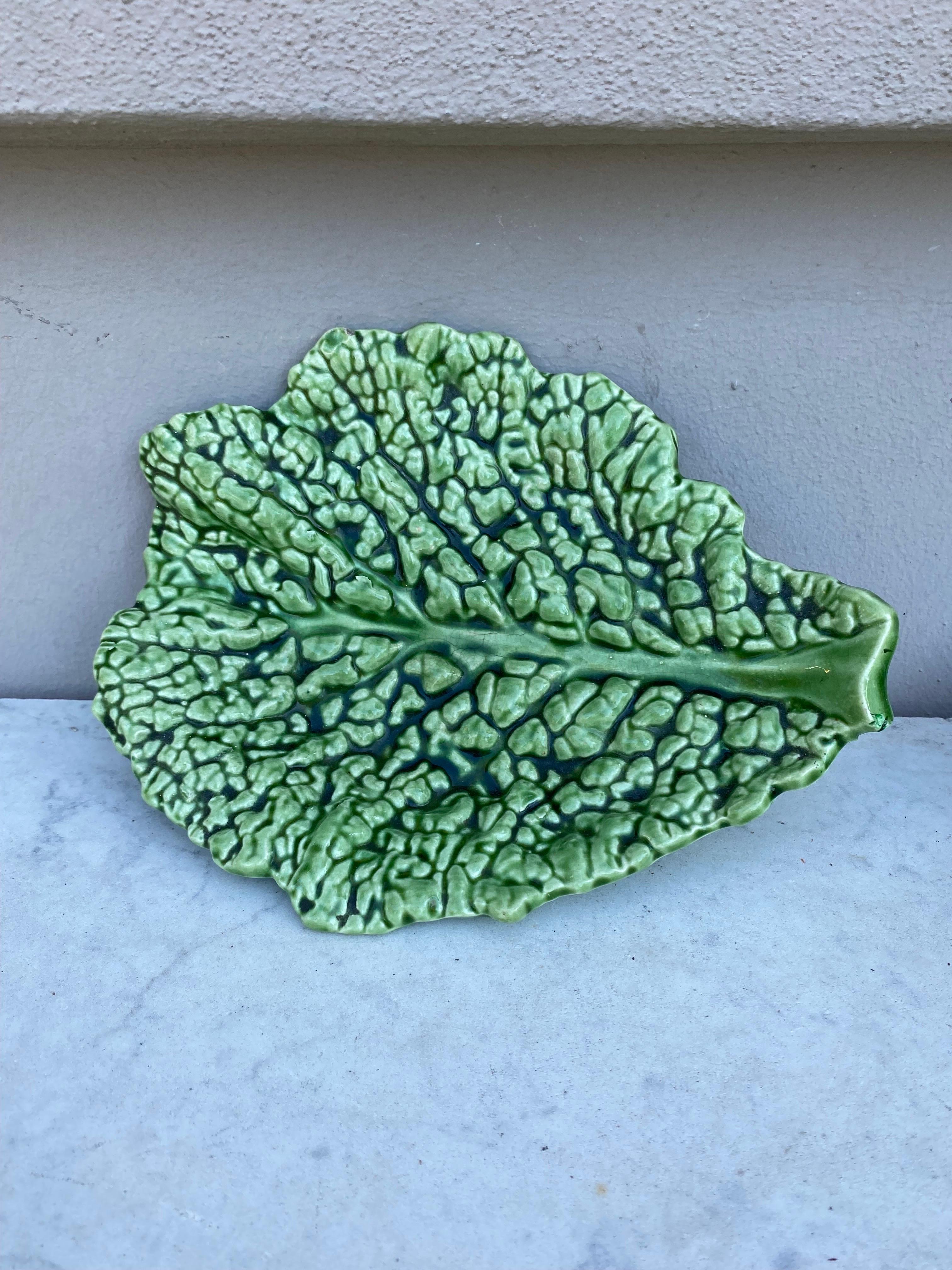 Majolica green cabbage leaf platter Sarreguemines, Circa 1930.
Measures: 10 inches by 7.5 inches.