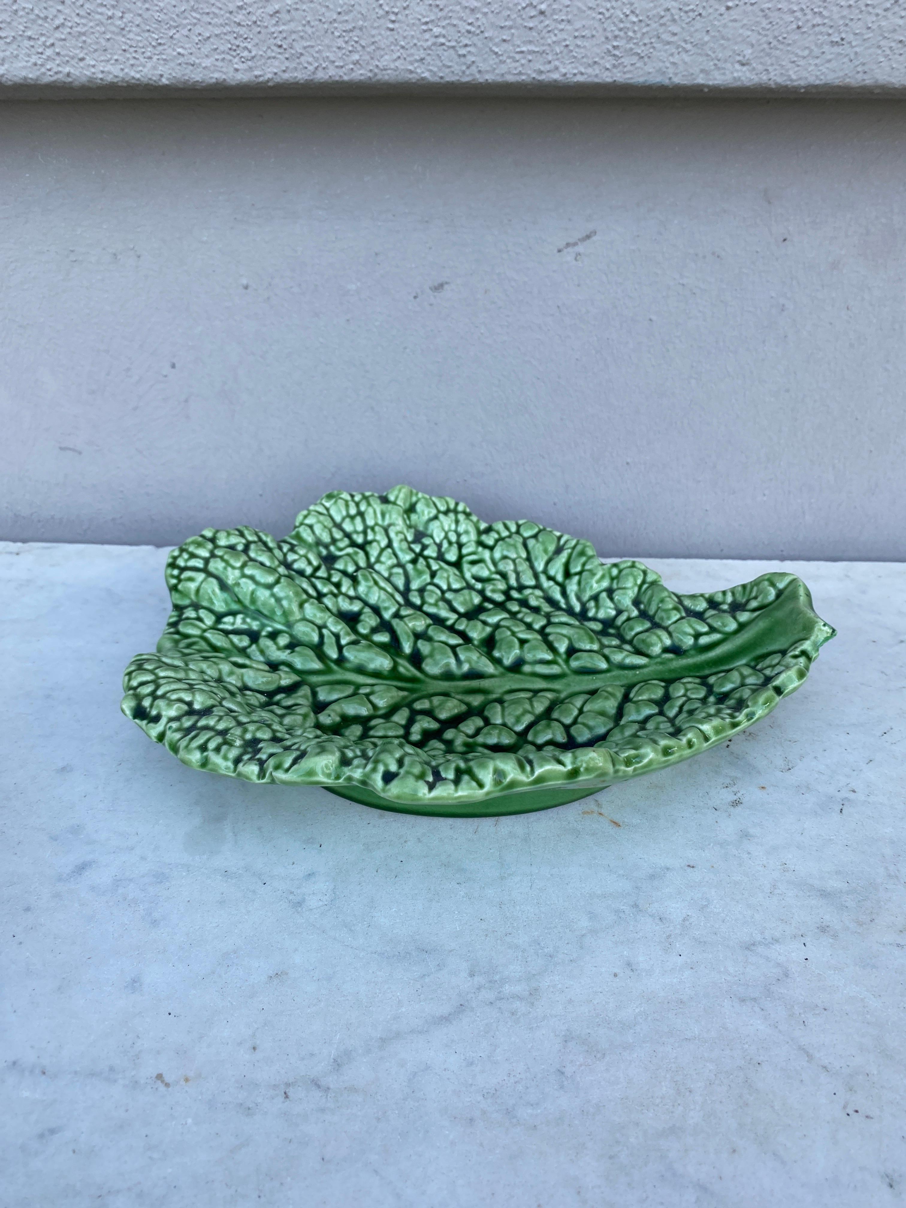 Majolica green cabbage leaf platter Sarreguemines, Circa 1930.
Measures: 10 inches by 7.8 inches.
