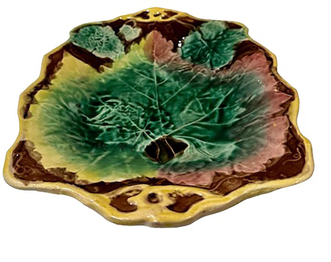 Majolica Green Dish In Good Condition For Sale In Tampa, FL