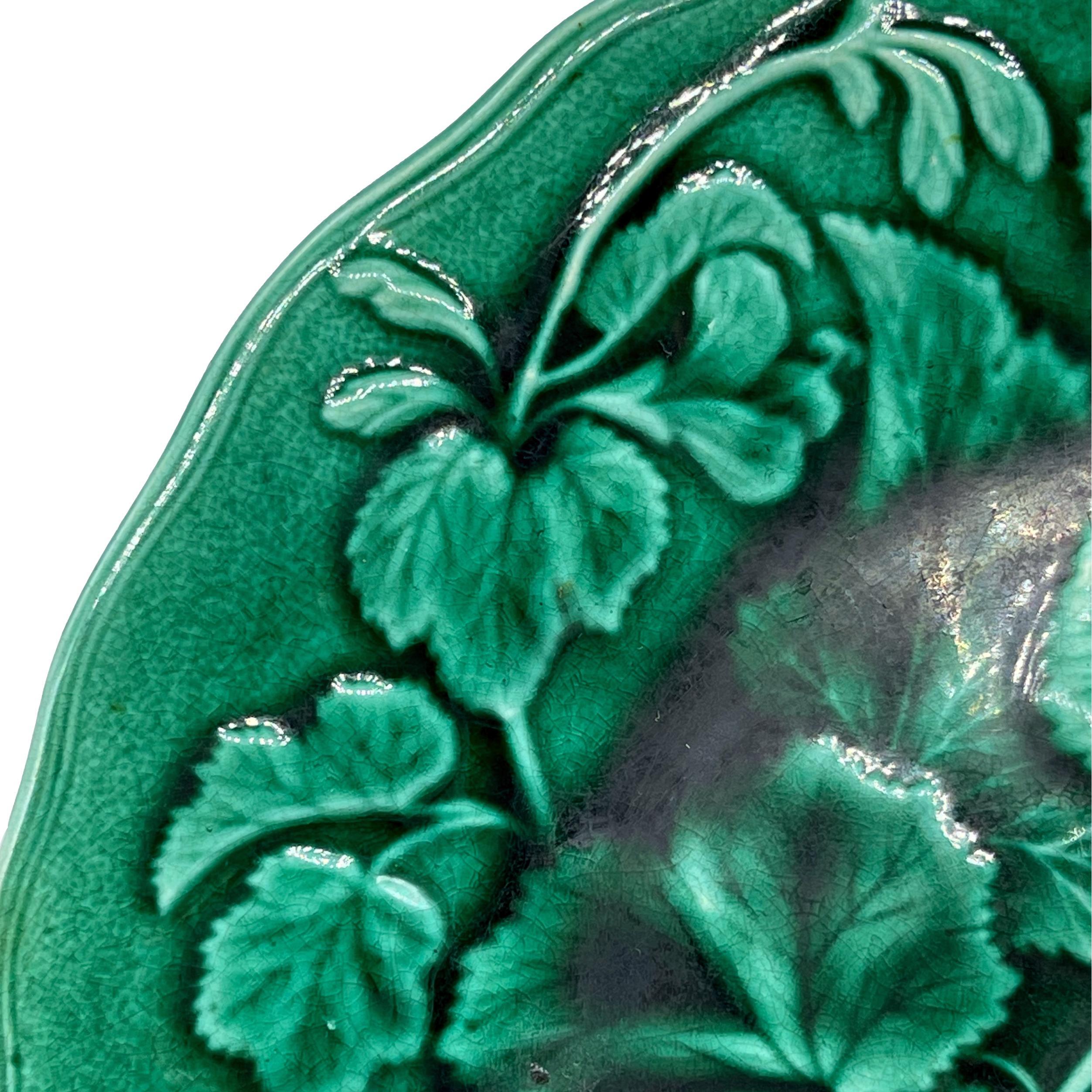 Majolika-Teller aus grünem, glasiertem Geranien von Hope & Carter, englisch, um 1880 (Englisch) im Angebot
