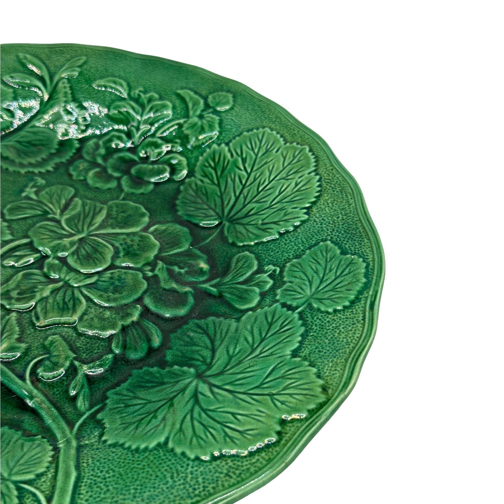 Victorien Assiette Geranium vernissé Vert, Hope & Carter, Anglais, vers 1870 en vente