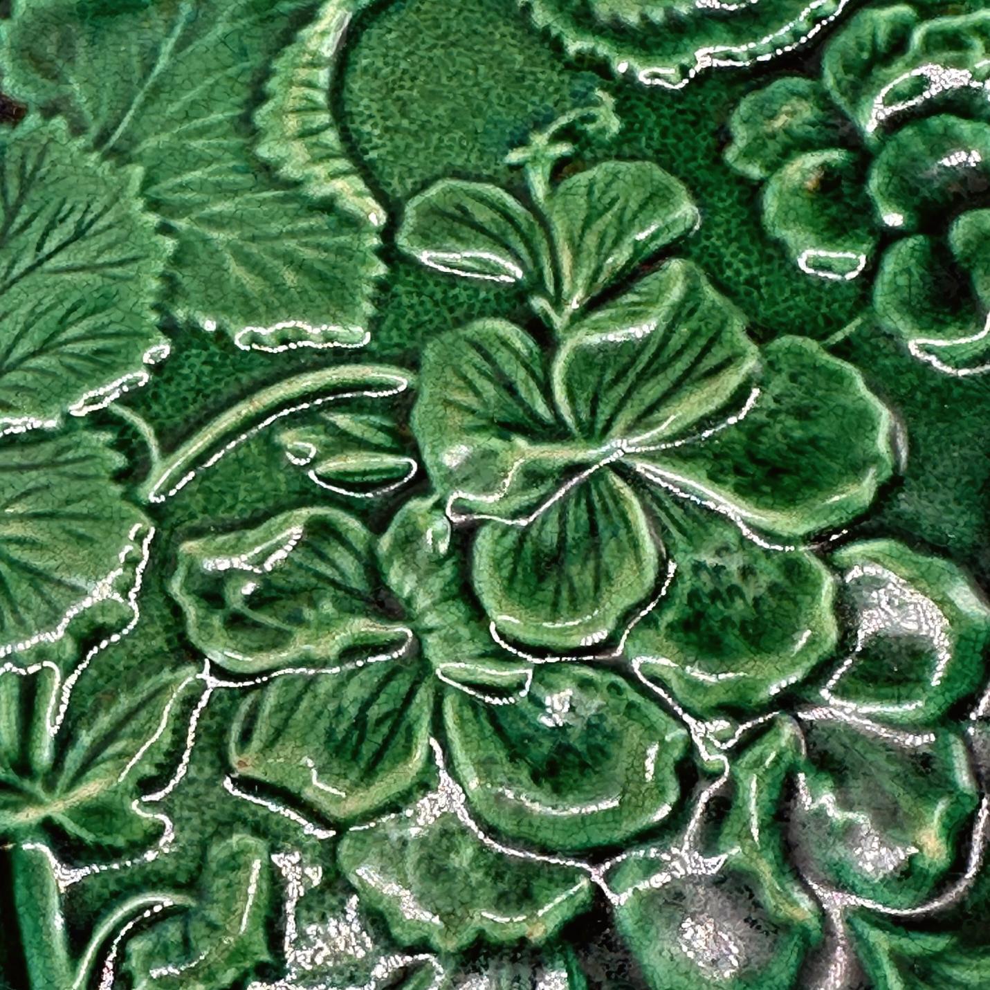 Assiette Geranium vernissé Vert, Hope & Carter, Anglais, vers 1870 Bon état - En vente à Banner Elk, NC