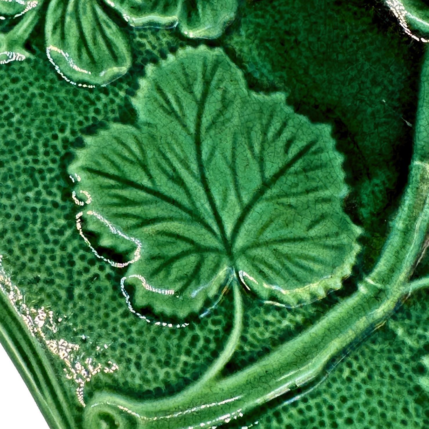 XIXe siècle Assiette Geranium vernissé Vert, Hope & Carter, Anglais, vers 1870 en vente