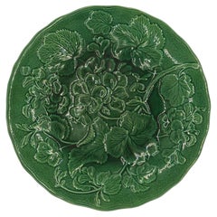 Plato de geranio de mayólica vidriada en verde, Hope & Carter, Inglaterra, ca. 1870