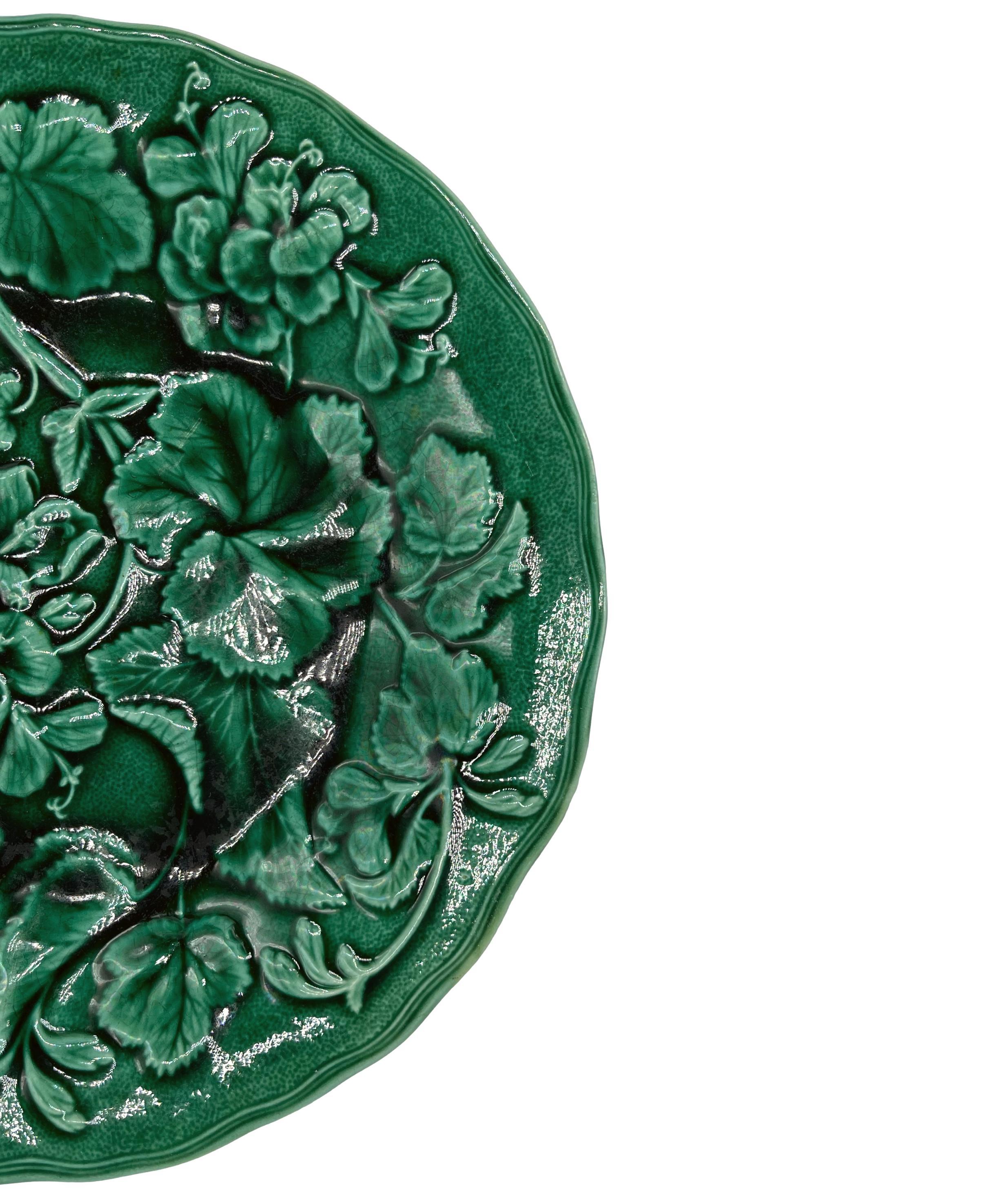 Plato de geranio de mayólica vidriada en verde, Hope & Carter, Inglaterra, ca. 1880 Victoriano en venta