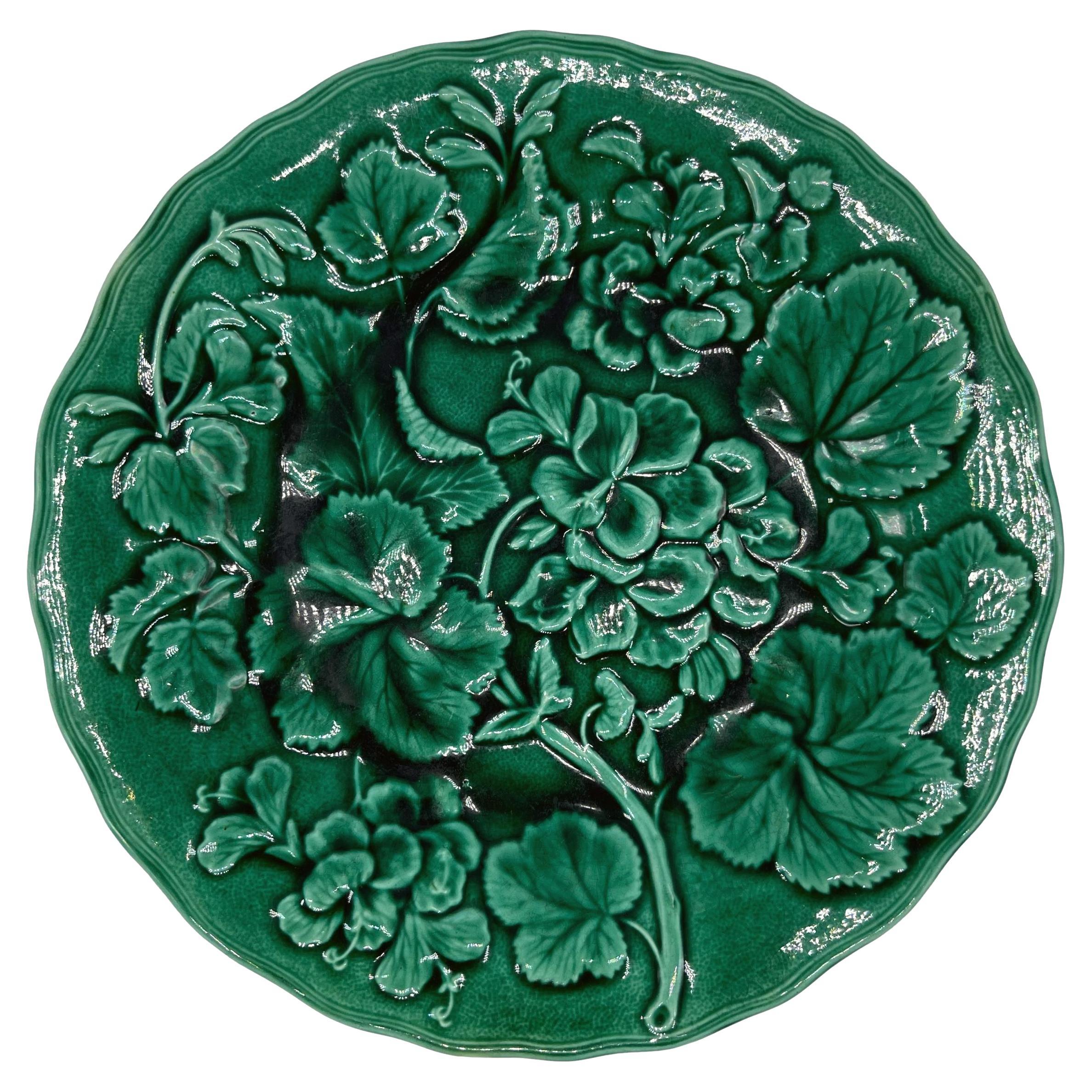 Majolika-Teller aus grünem, glasiertem Geranien, Hope & Carter, englisch, um 1880