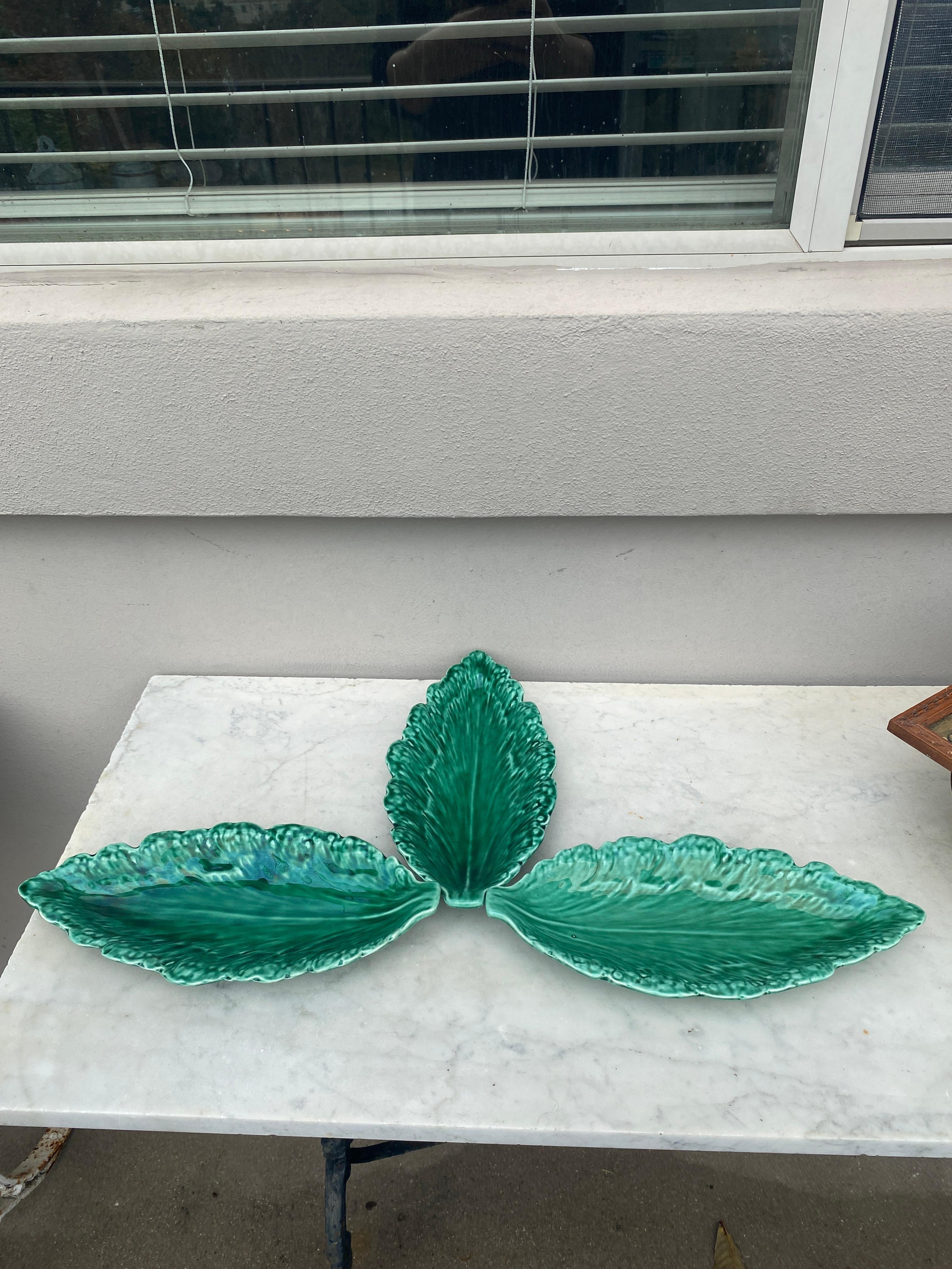 Plat en majolique à feuilles vertes Sarreguemines, vers 1930 Bon état - En vente à Austin, TX