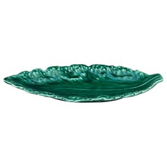 Plato de mayólica con hojas verdes Sarreguemines, circa 1930