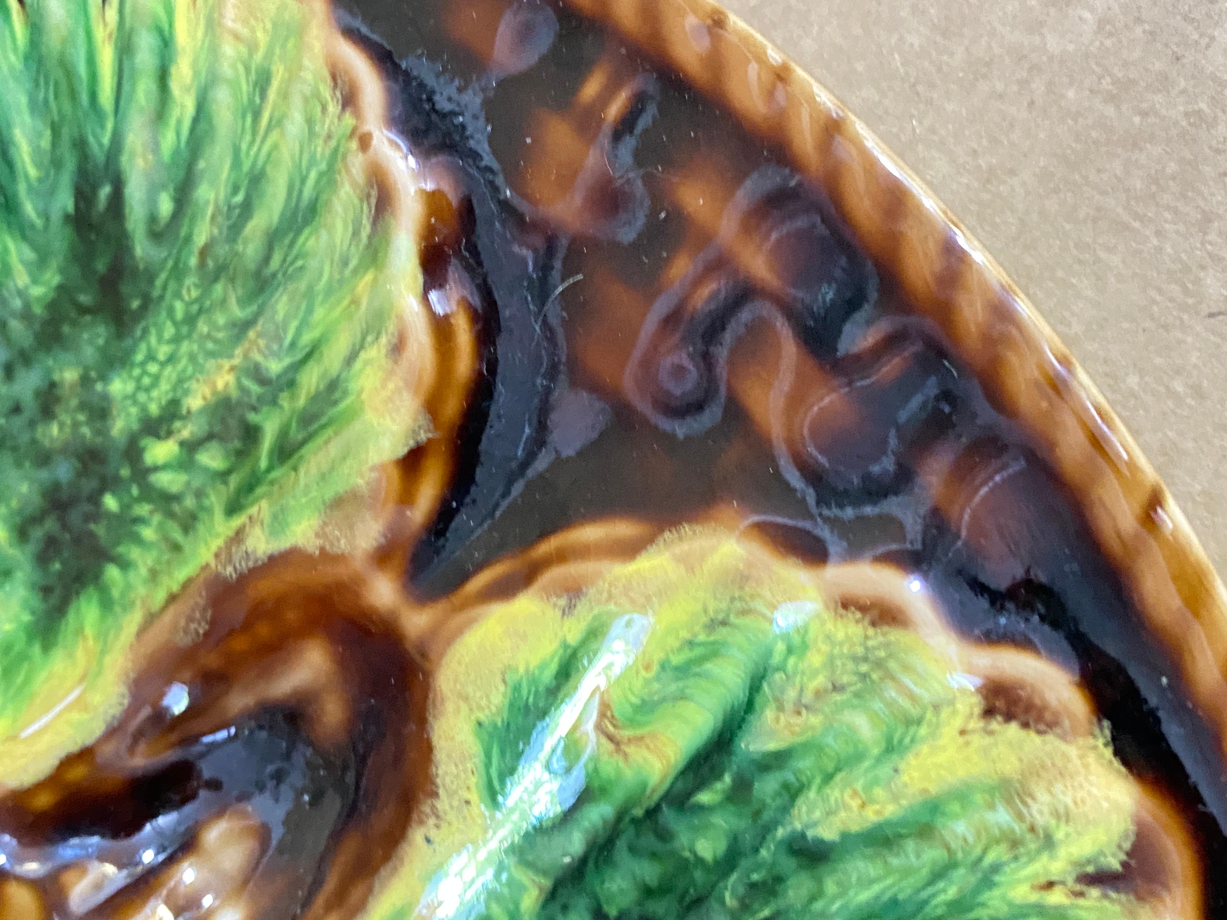 Plato de mayólica verde ostra , principios del siglo XX, color marrón y verde Provincial francés en venta