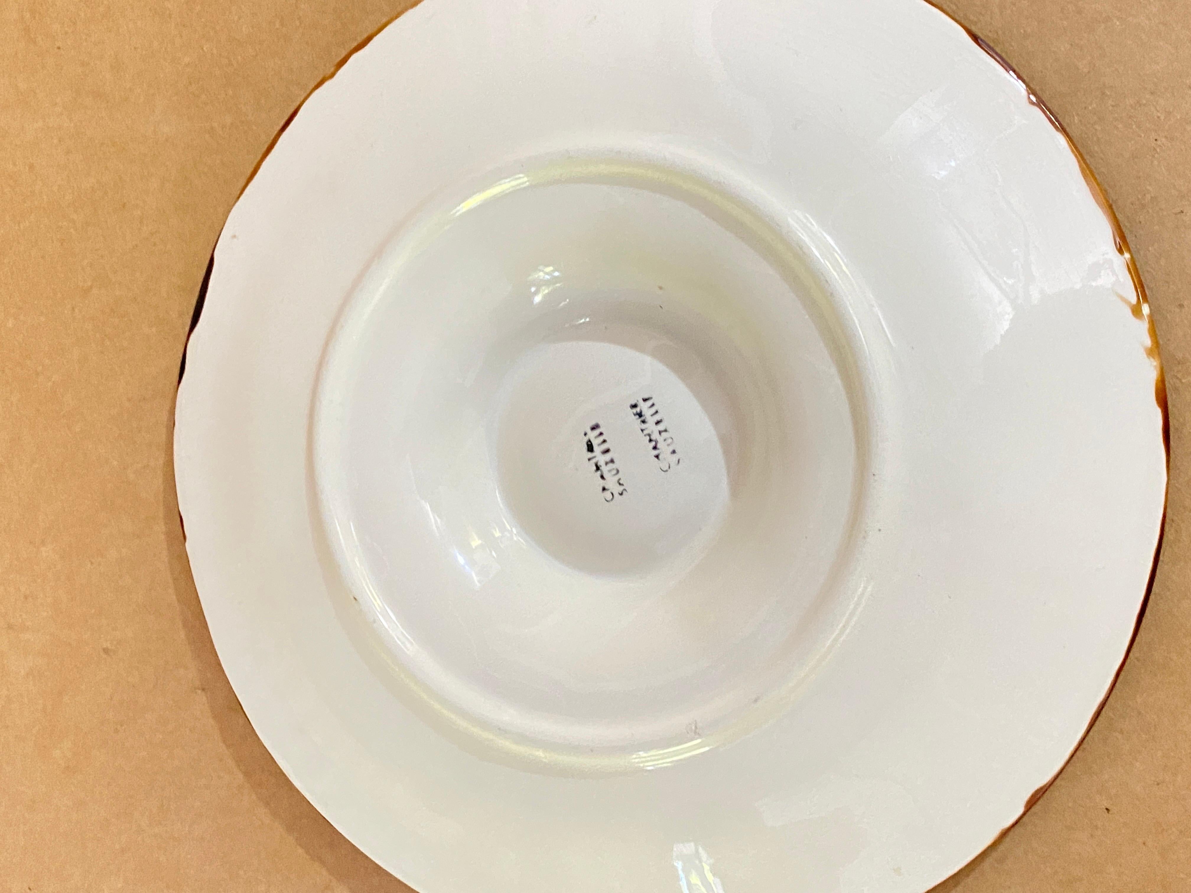 Plato de mayólica verde ostra , principios del siglo XX, color marrón y verde Pintado a mano en venta
