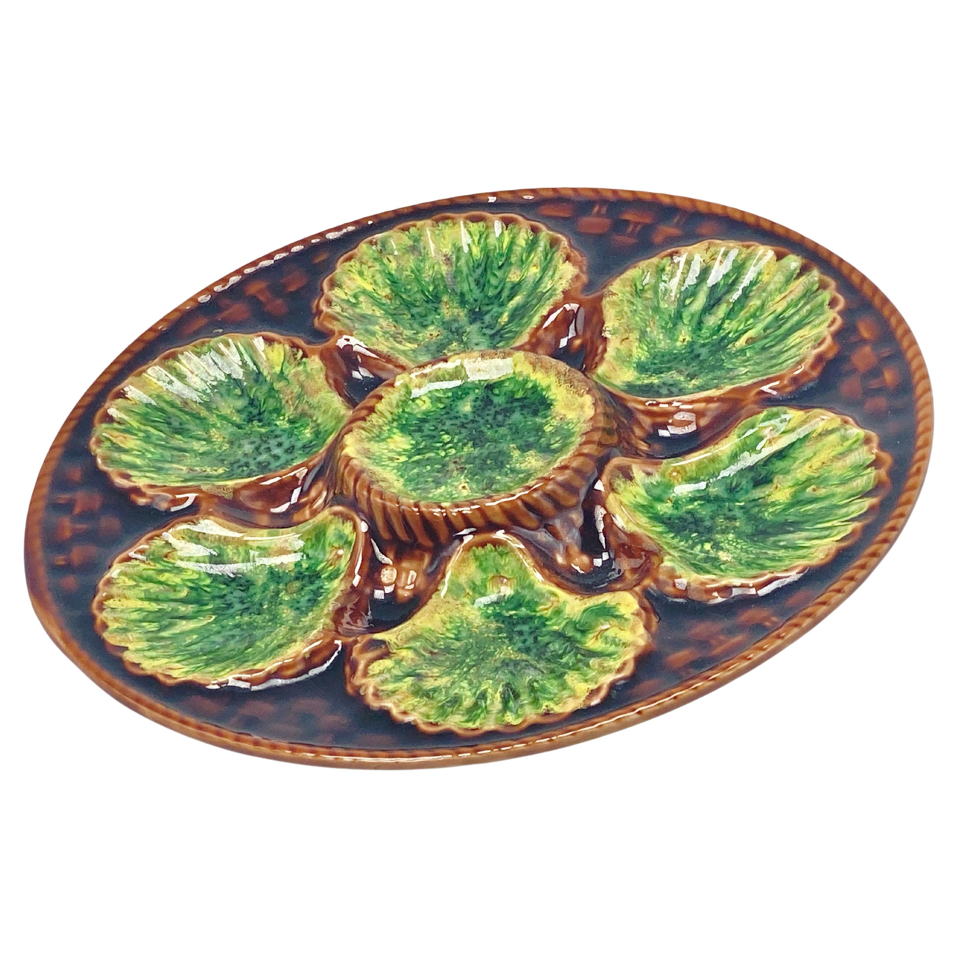 Assiette à huîtres en majolique verte , début du 20e siècle, couleur marron et verte
