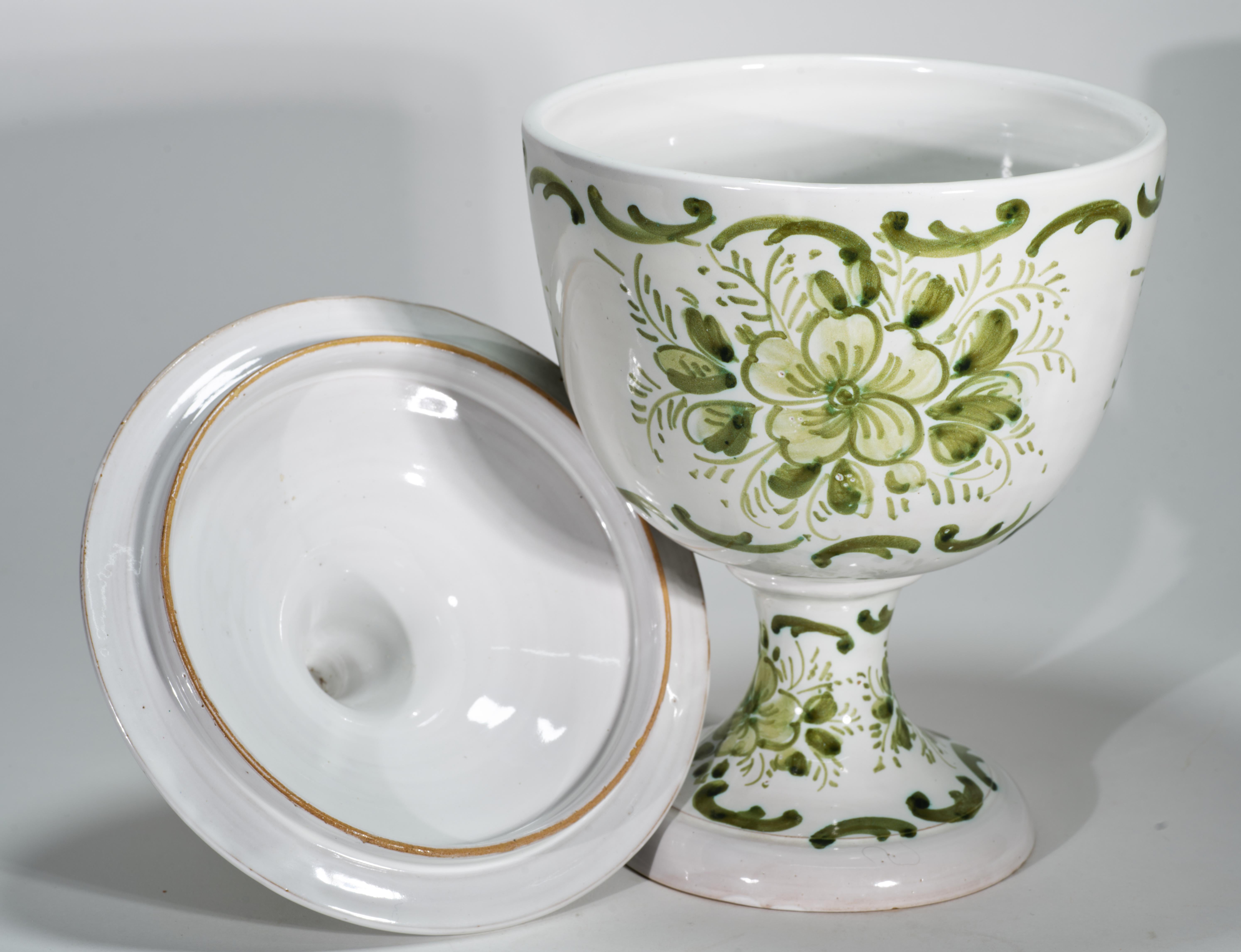 Majolica Hand-painted Footed Urn Vase with Lid, Italy 1950s-1960s In Good Condition For Sale In Clifton Springs, NY