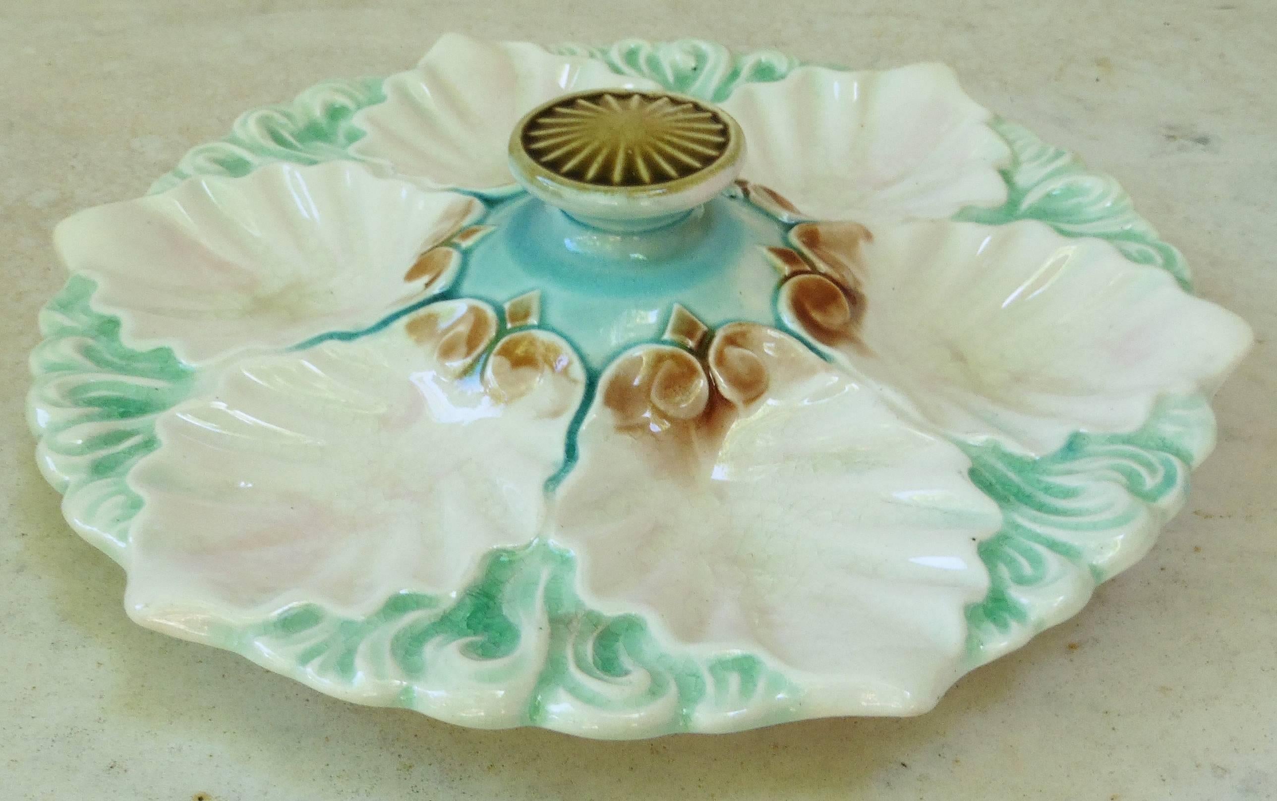 Majolica handled oyster plate with handle on the center from Orchies, circa 1890.