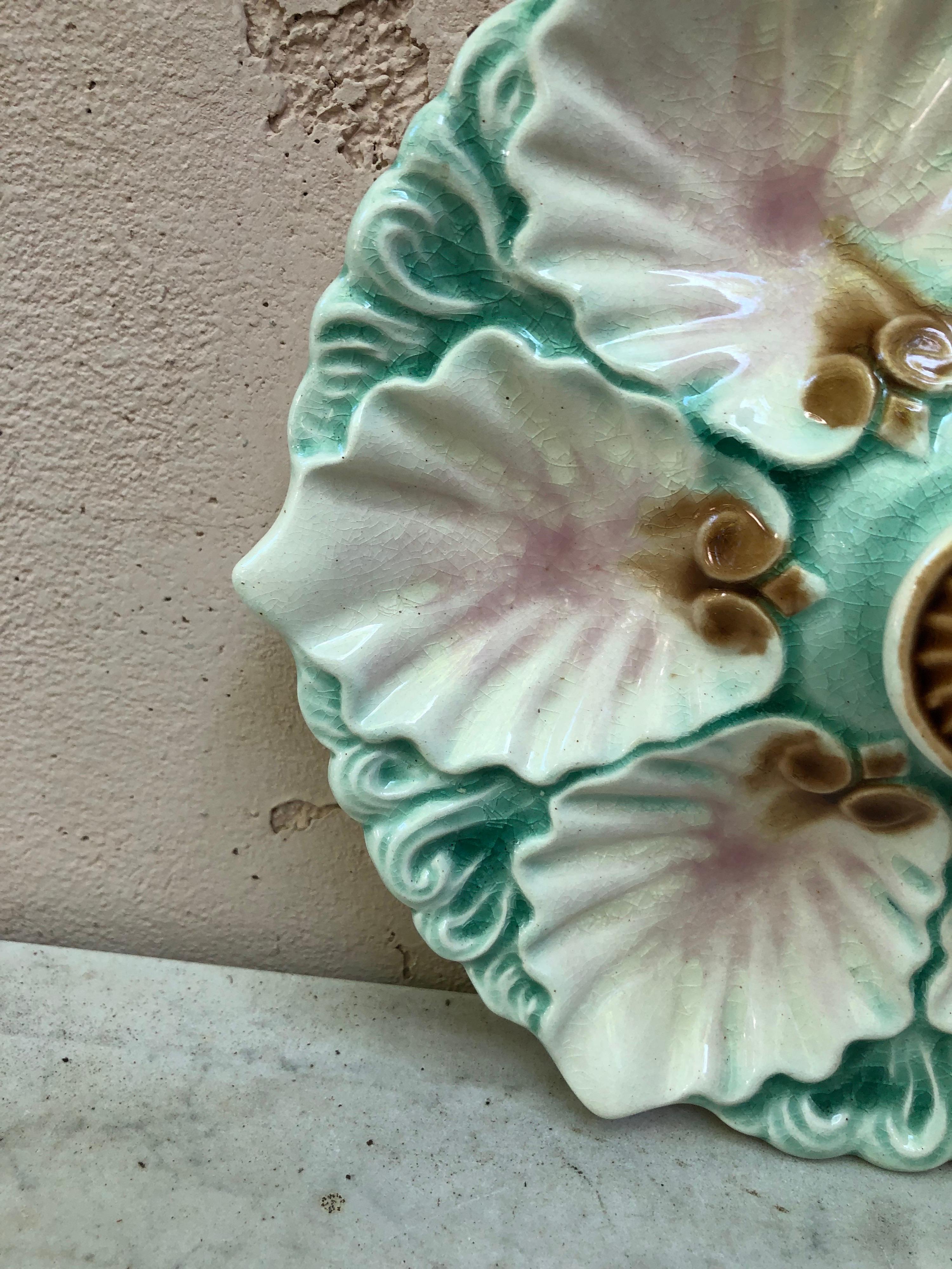Majolica handled oyster plate with handle on the center from Orchies, circa 1890.
