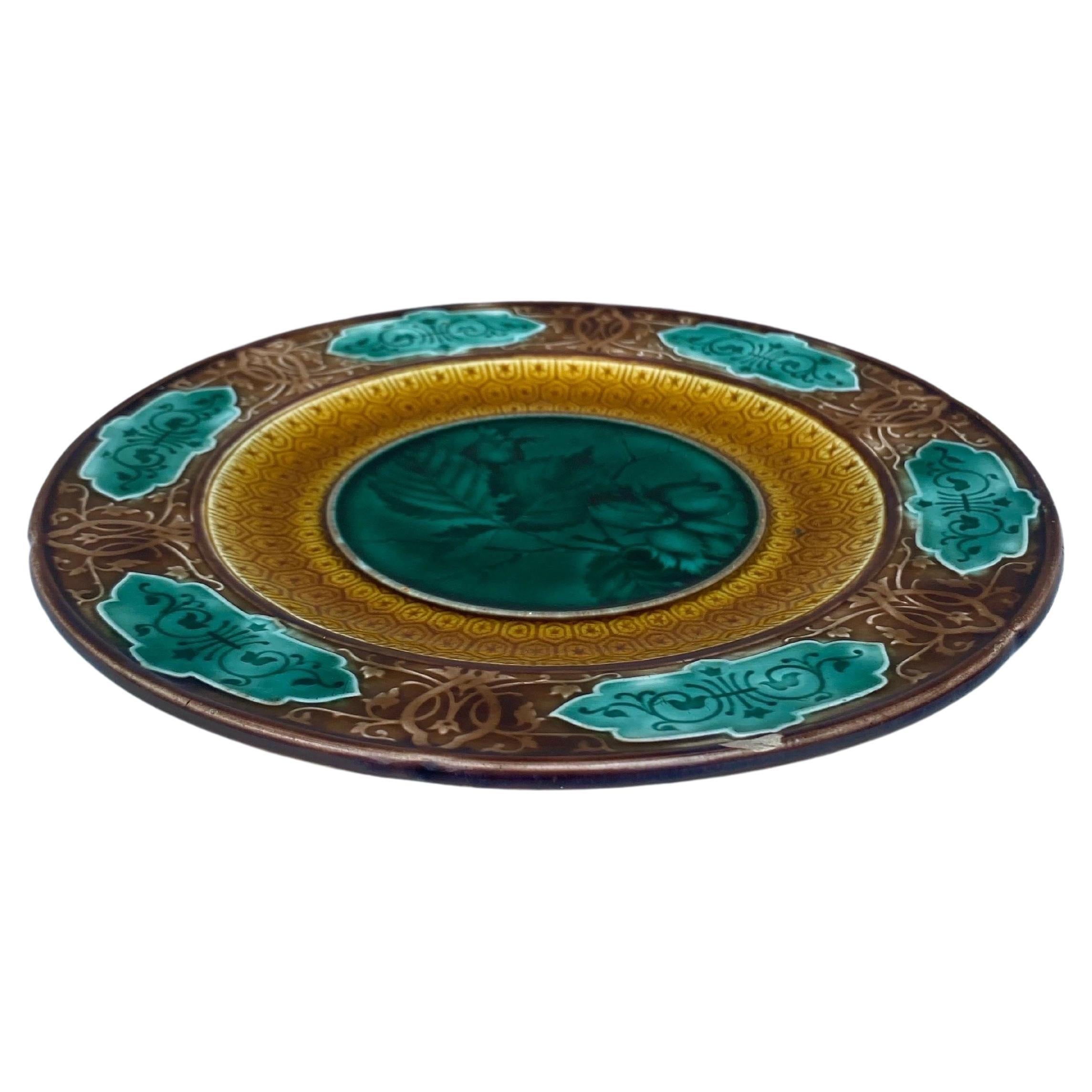 Plato de avellana de mayólica firmado Sarreguemines Majolica, hacia 1870.
Motivo geométrico en el borde.