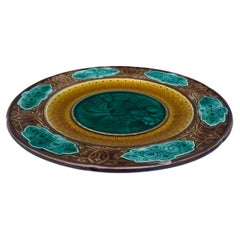 Piatto in maiolica nocciola Sarreguemines, 1870 circa