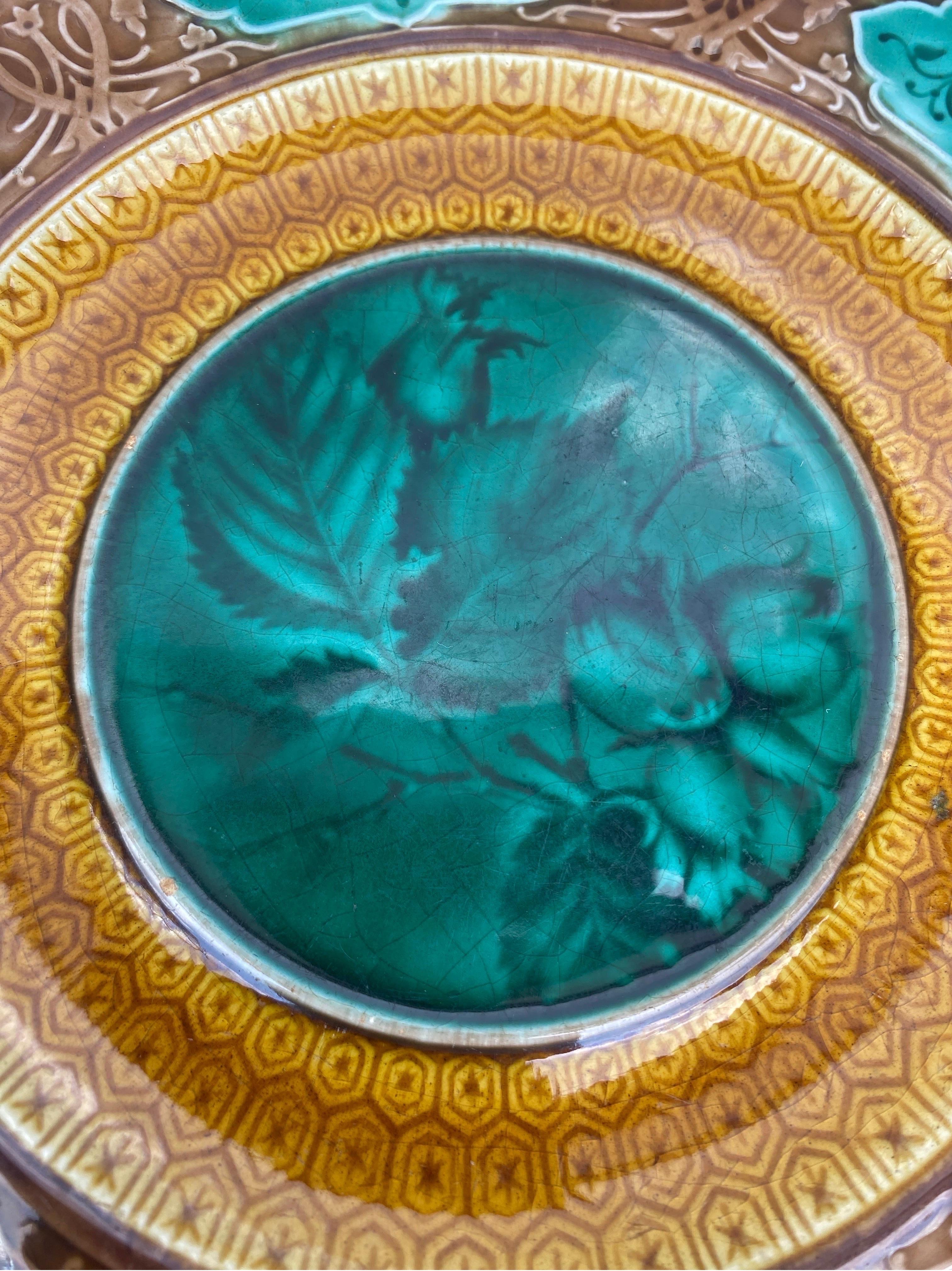 Plato de avellana de mayólica Sarreguemines, hacia 1870 Victoriano en venta