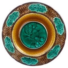 Assiette à noisettes en majolique Sarreguemines, vers 1870