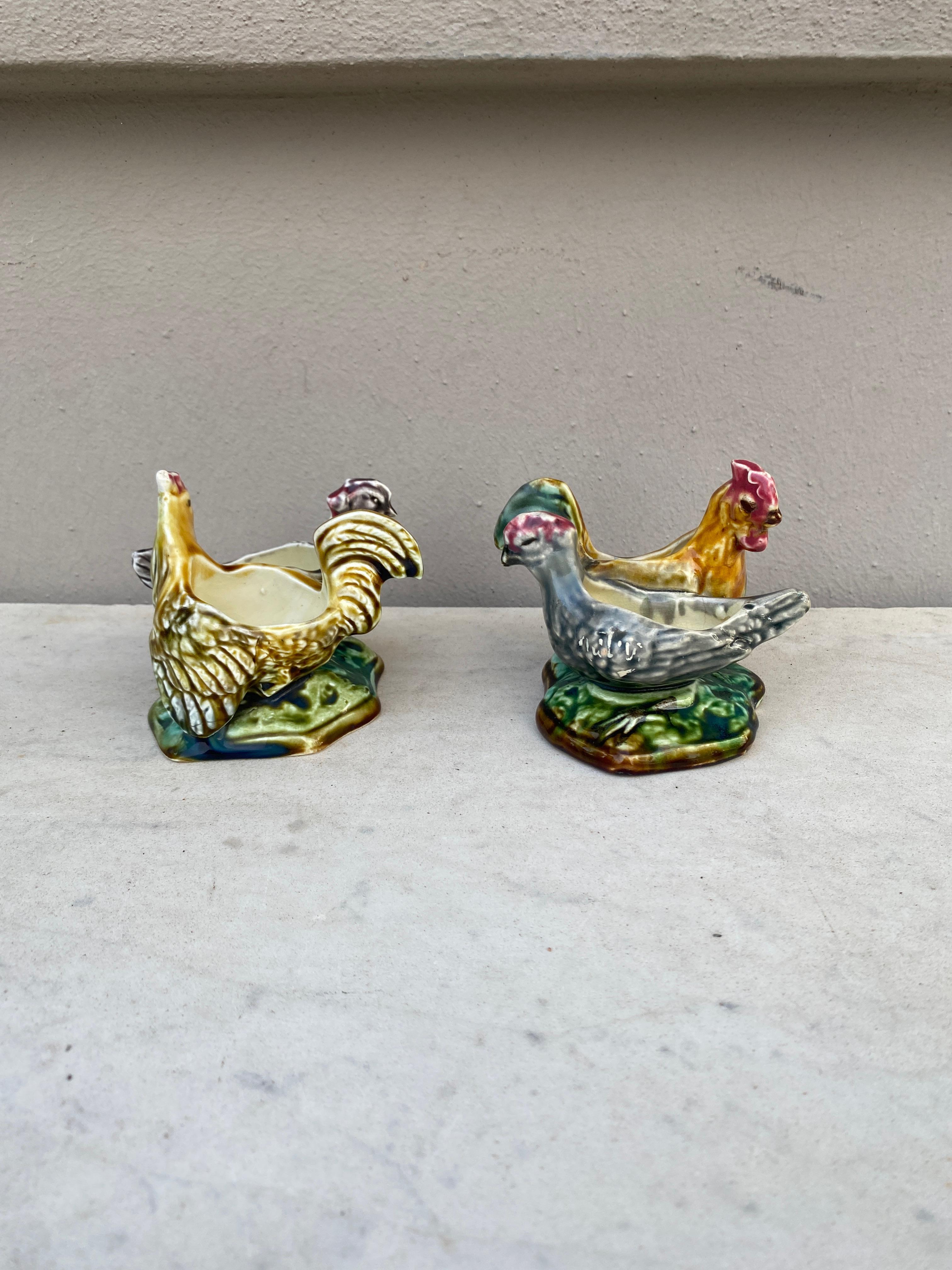 Début du 20ème siècle Salière à poule et coq en majolique, Onnaing, vers 1900 en vente