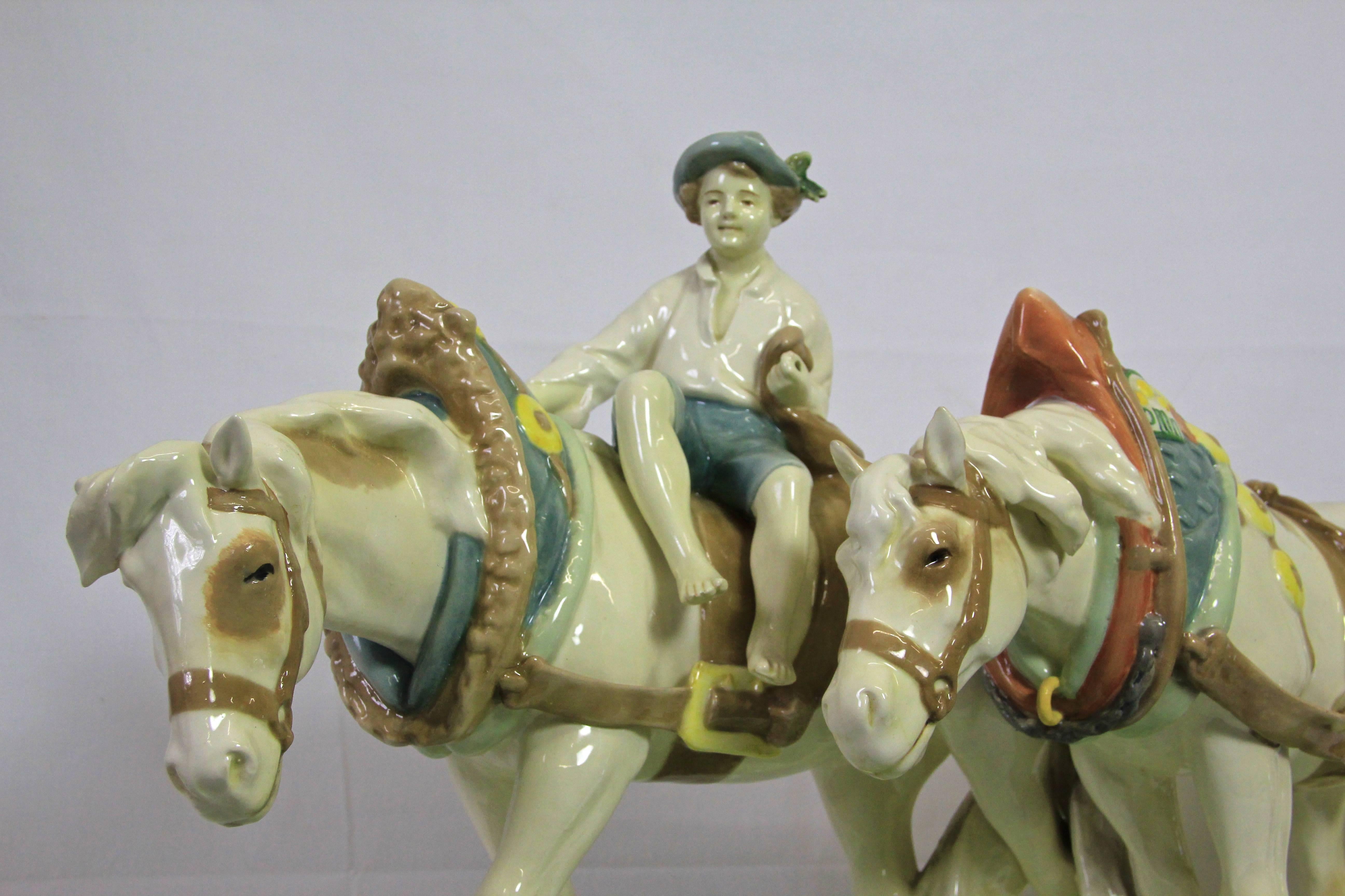 Fantastique sculpture de cheval en majolique par Royal Dux de la période Art Nouveau:: vers 1910. Fabriquée avec une grande attention aux détails:: cette belle grande pièce d'art en majolique représente deux chevaux décorés de façon festive avec un