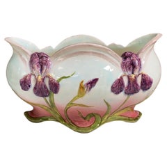 Jardinera Iris de mayólica Delphin Massier, hacia 1890