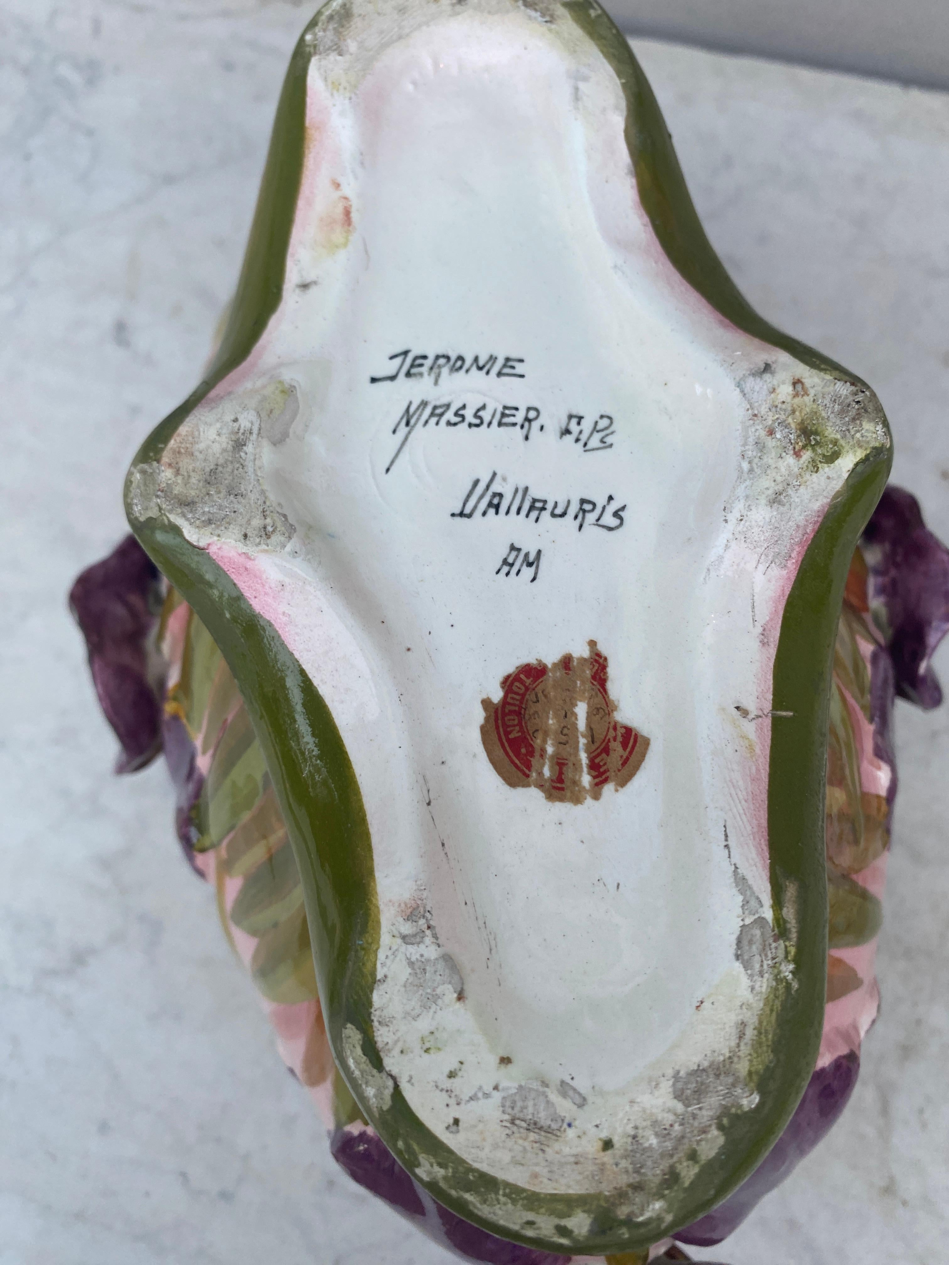 Iris-Jardinière aus Majolika von Jerome Massier Fils, um 1900 (Keramik) im Angebot