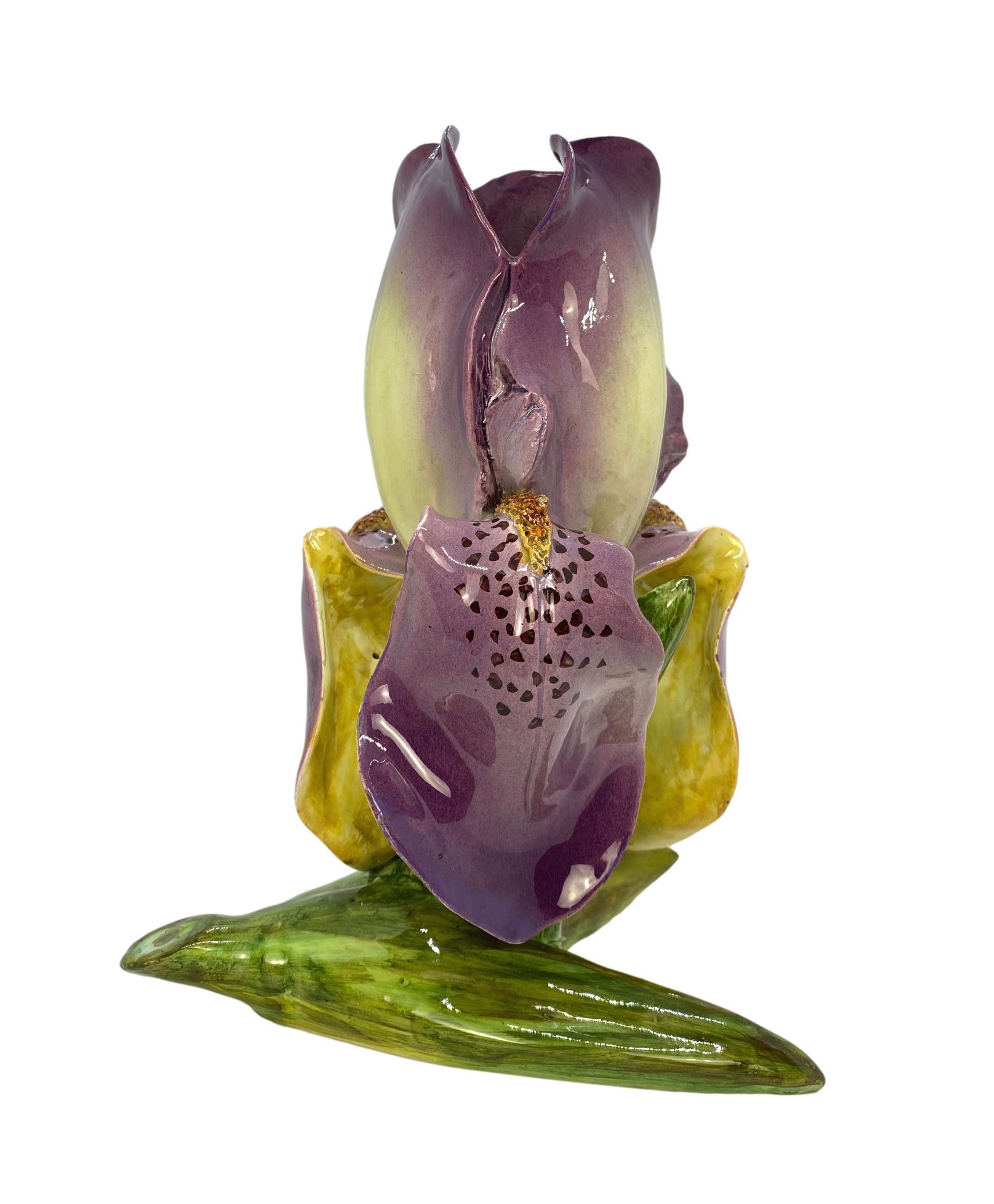 Vase en majolique française (Barbotine) en forme d'iris par Delphin Massier, vers 1870, modelé de manière naturaliste comme un iris en fleurs surdimensionné, les pétales lavande formant le corps, avec un couvercle ouvert, sur une base en forme de