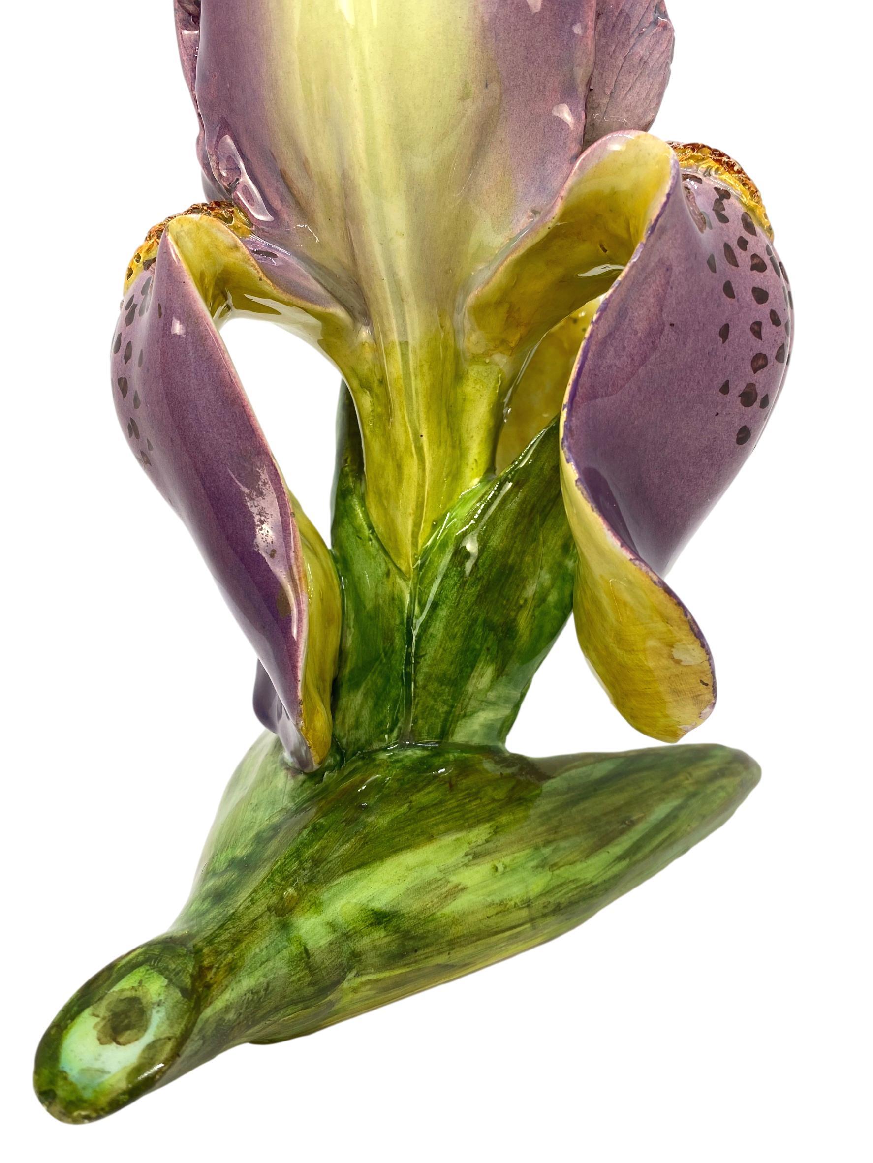 Moulé Vase iris français en majolique de Delphin Massier, vernissé lavande, vers 1870