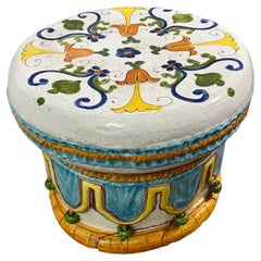 Sgabello Hollywood Regency in ceramica italiana maiolica e terracotta dipinta a mano