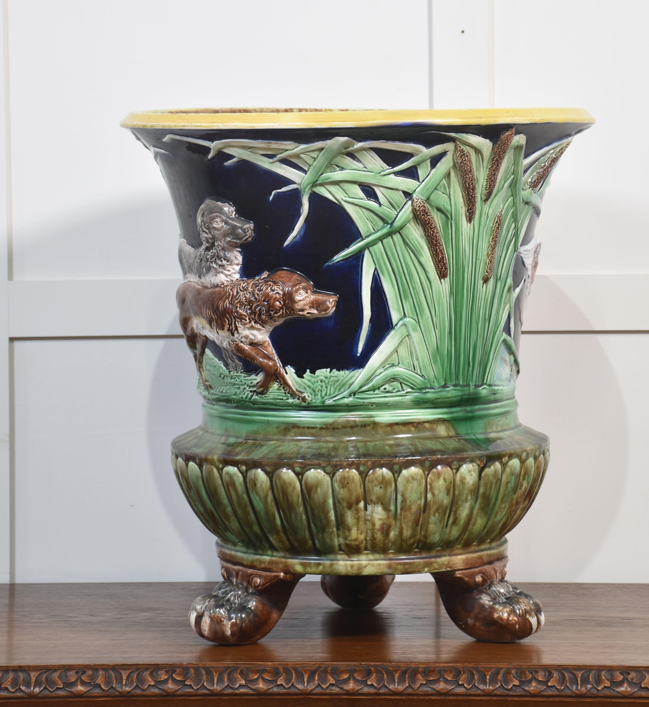 Thomas Thomas Forrester Jardiniere in maiolica. Decorato con uccelli e cani dipinti ad alto rilievo e molto dettagliati con sfondo blu. Si alza sulle zampe.
Dimensioni
Altezza 23 pollici
Larghezza 20,5 pollici
Profondità 20,5 pollici