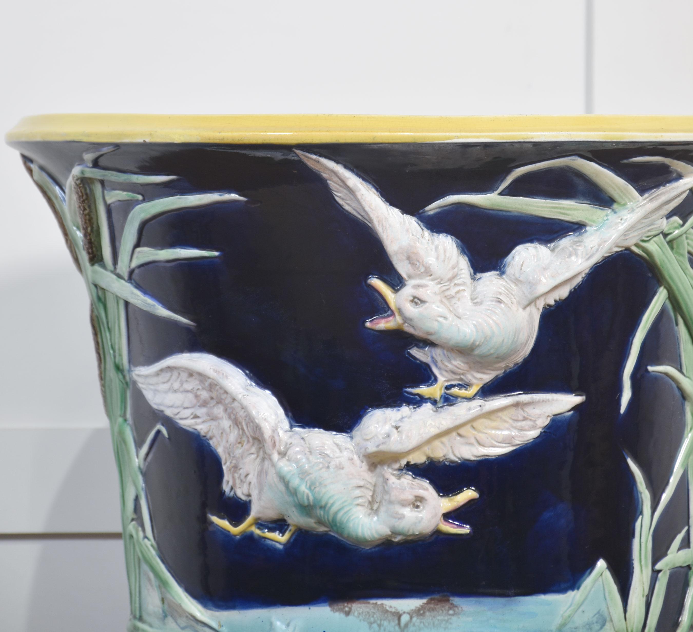 XIX secolo Jardiniere in maiolica di Thomas Forrester