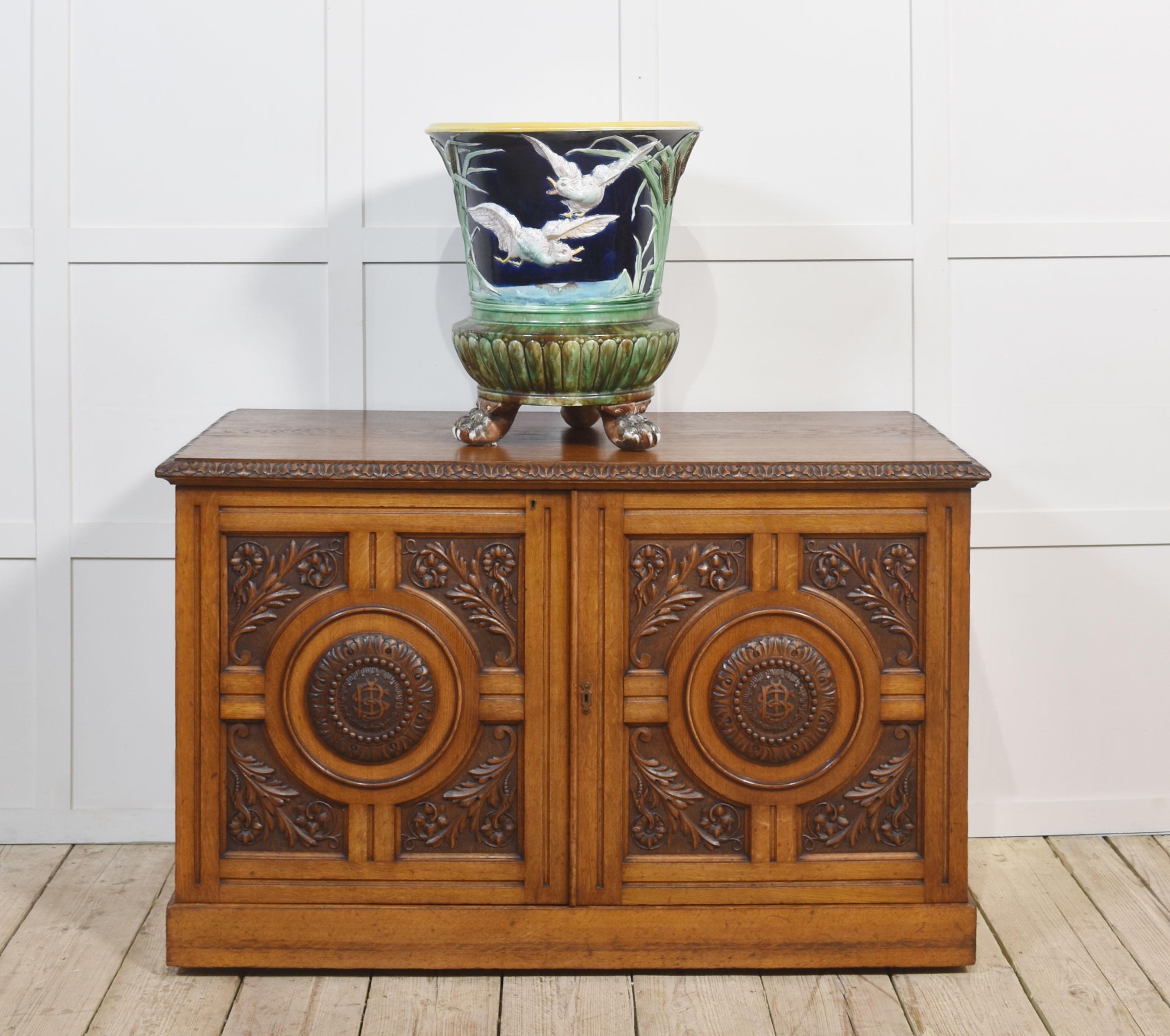 Jardiniere in maiolica di Thomas Forrester 1