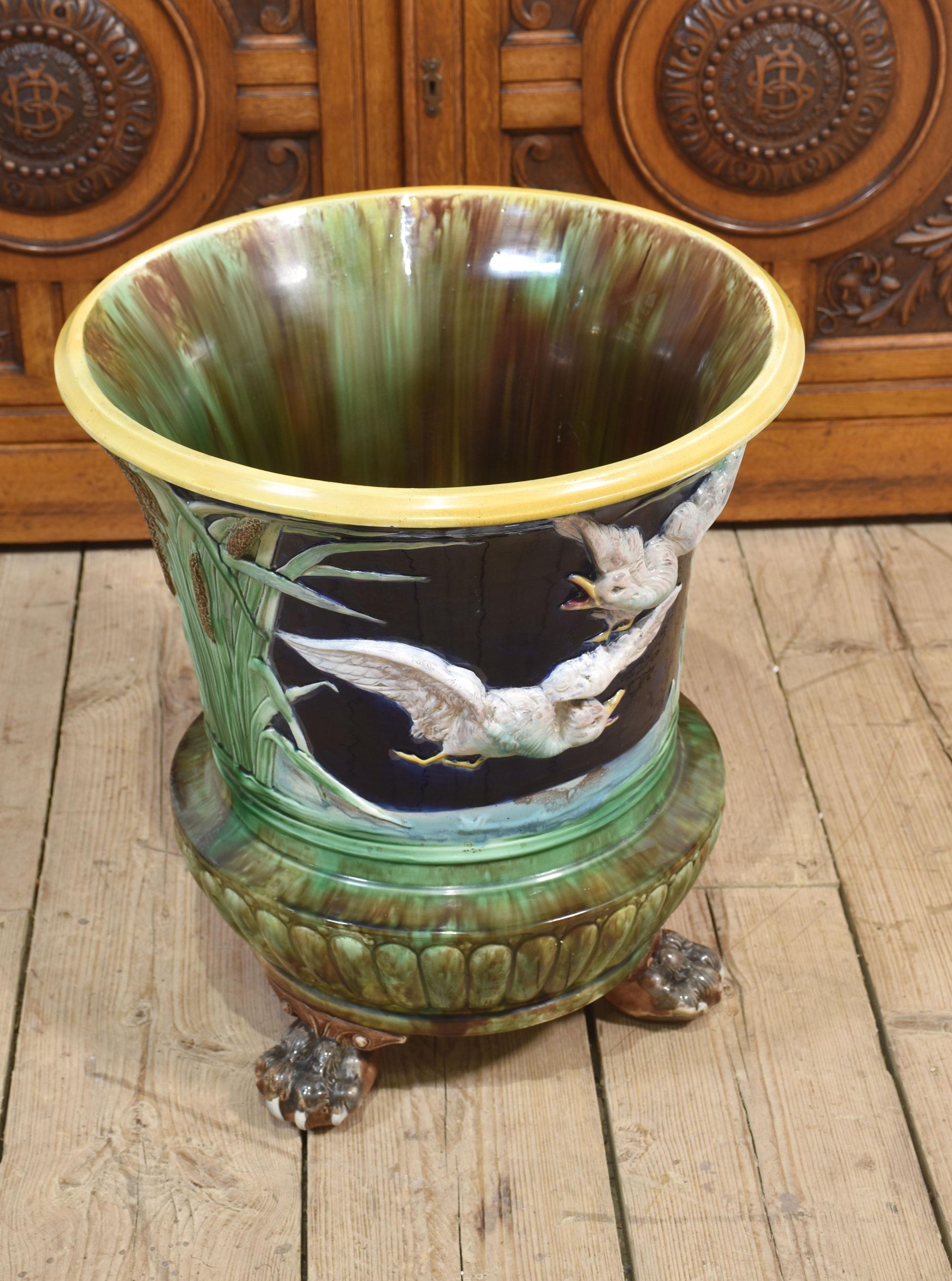Jardiniere in maiolica di Thomas Forrester 3