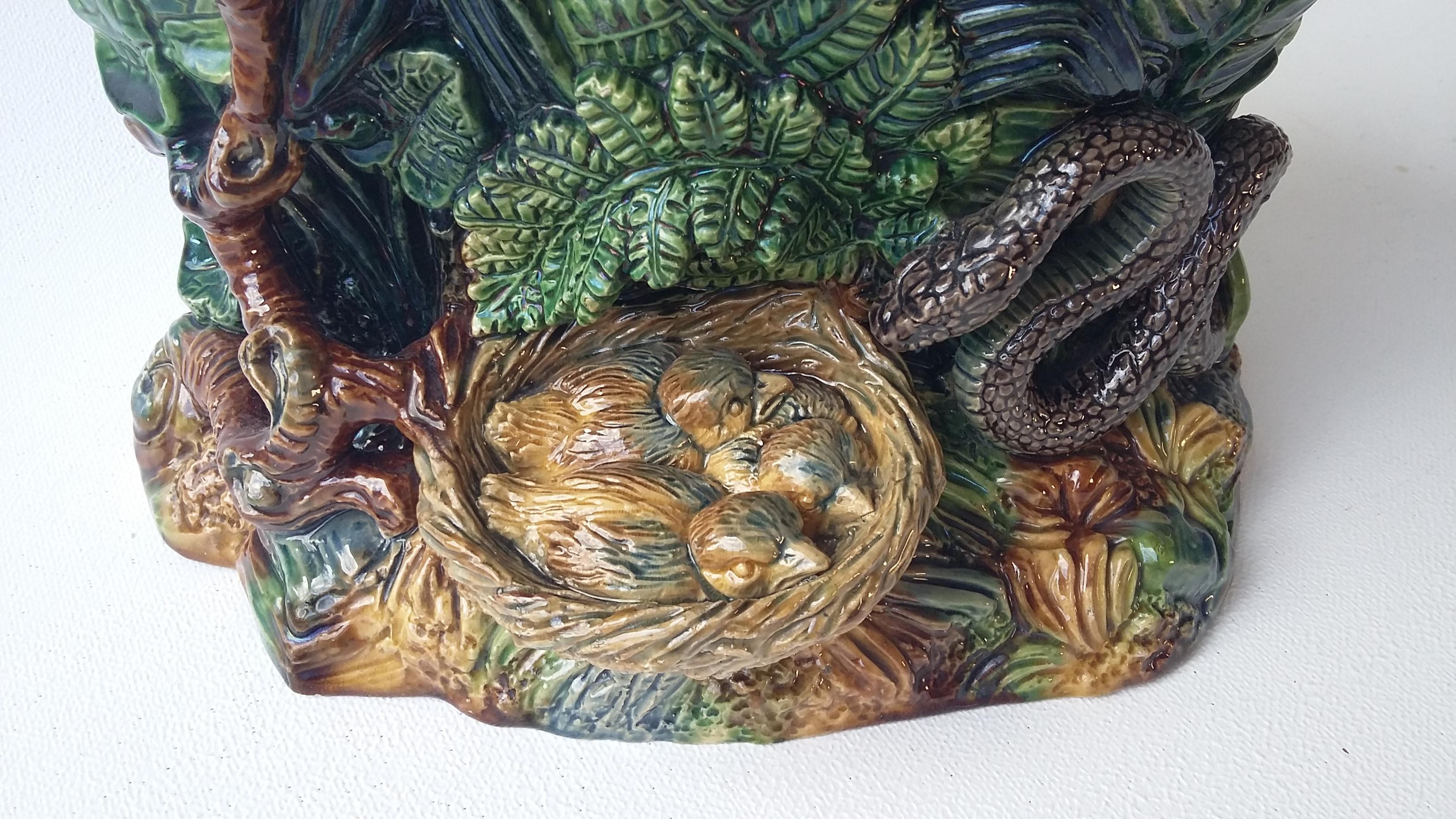 Jardinière naturaliste en majolique avec différents types de feuilles, de grandes feuilles de fougères, une branche sur le devant et un nid avec des oiseaux menacés par un serpent signé Johann Maresch (1821-1914 Autriche).