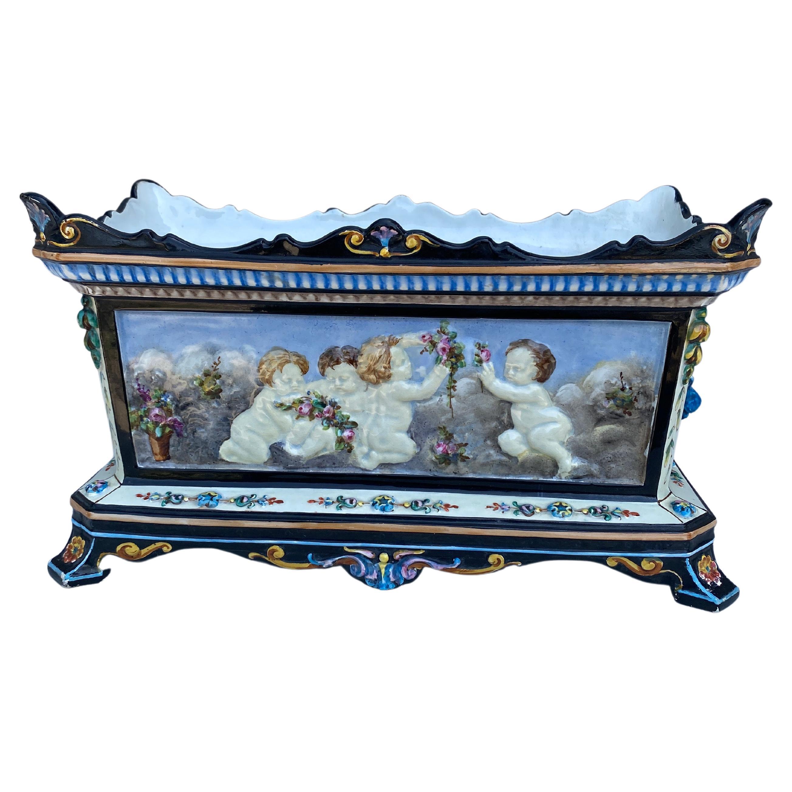 Majolika Palissy jardinière mit Puttis signiert Montereau , um 1880.