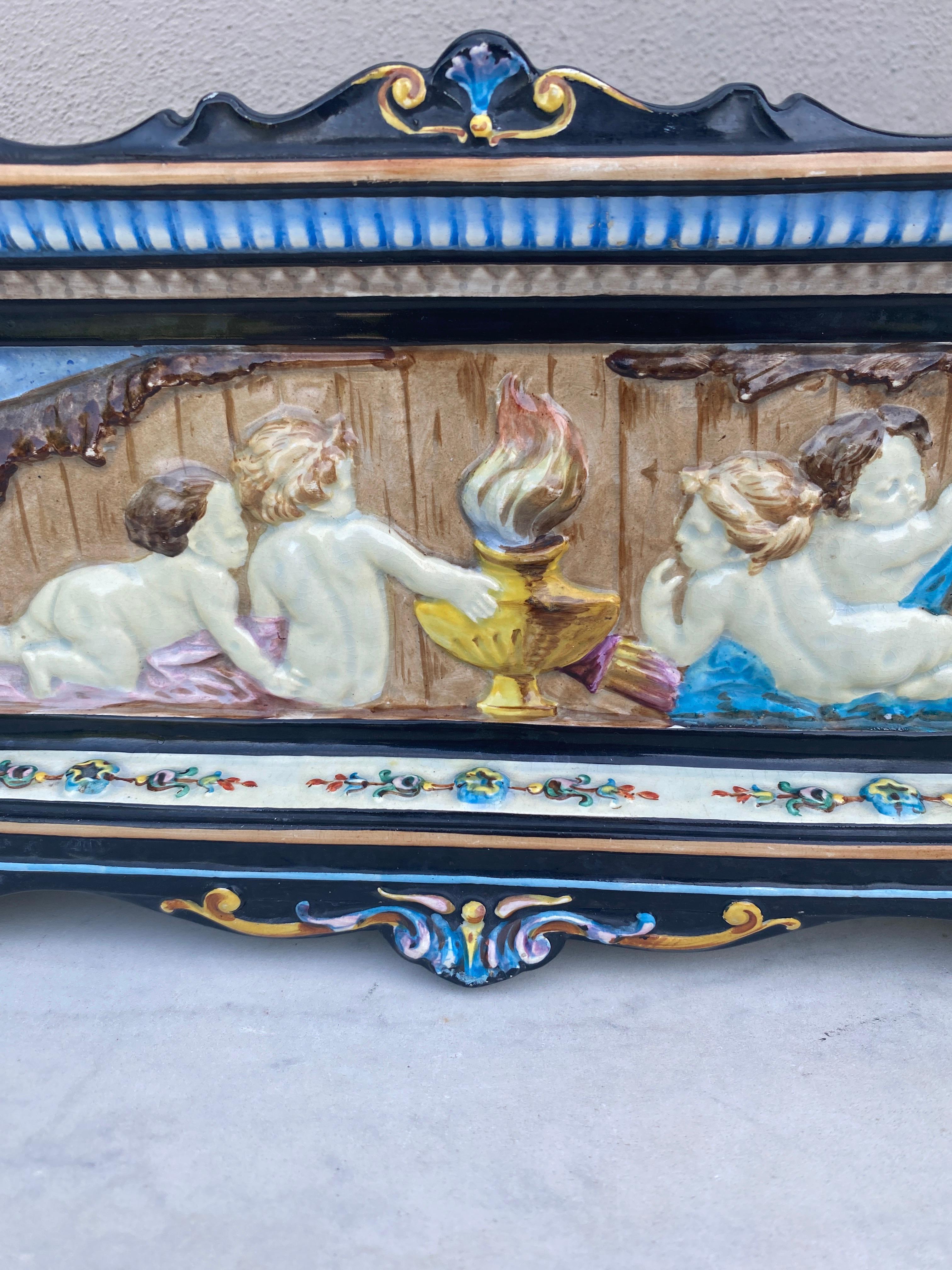 Céramique Jardinière en majolique avec Puttis Montereau vers 1860 en vente