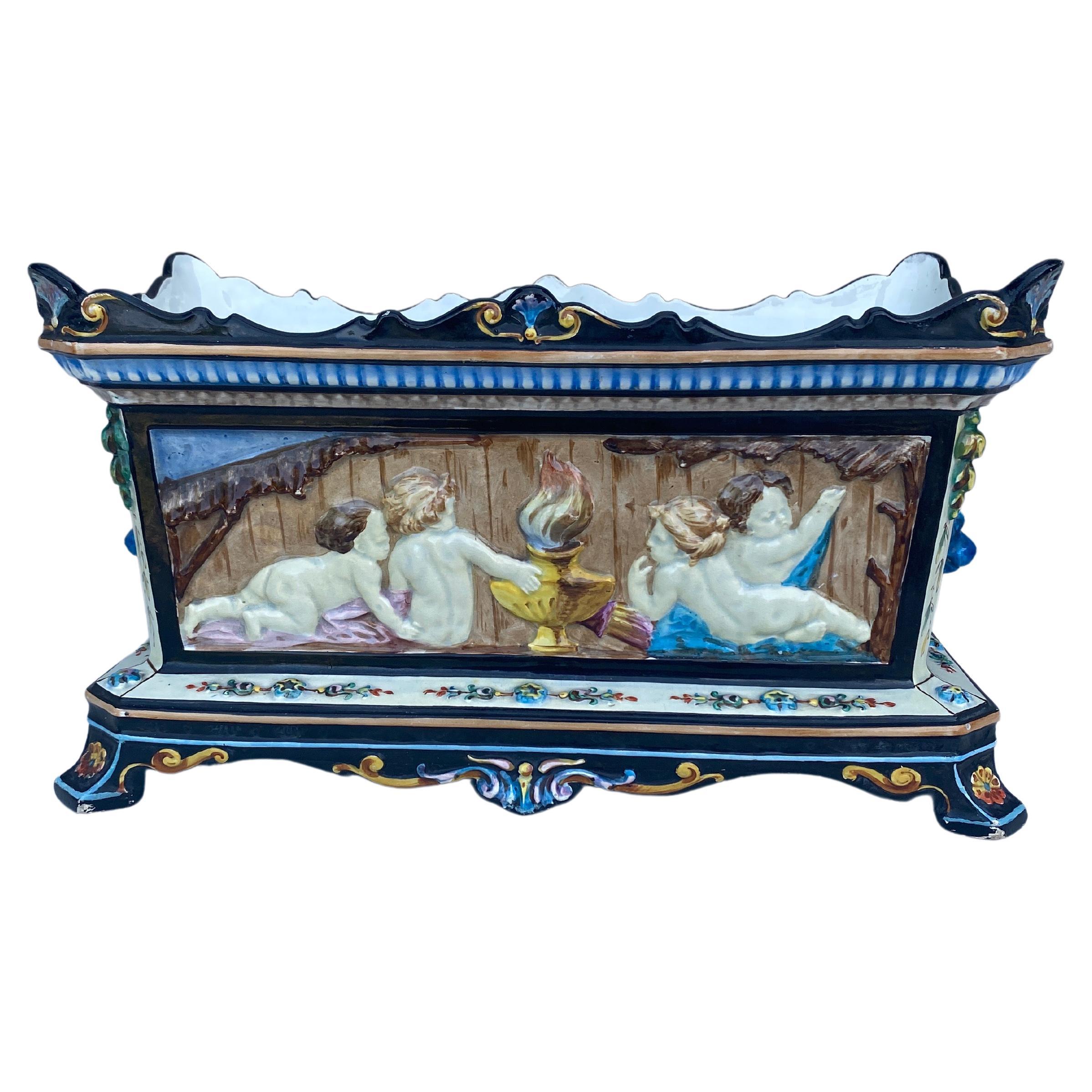 Majolika Jardinière mit Puttis Montereau um 1860 im Angebot