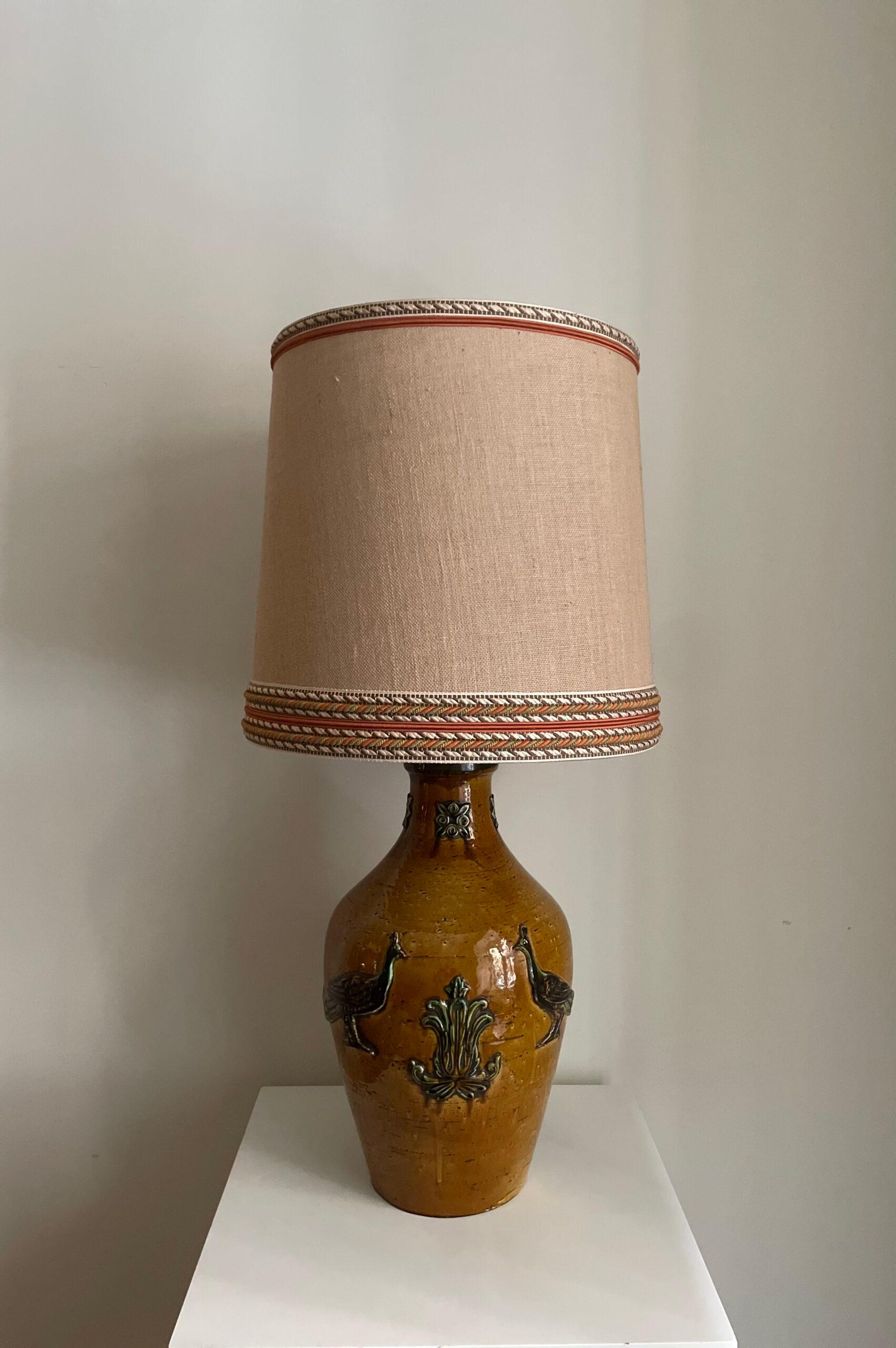 Lampe en terre cuite et émail de Zaccagnini Spa avec abat-jour en jute et détails décoratifs. Italie, années 1960.

