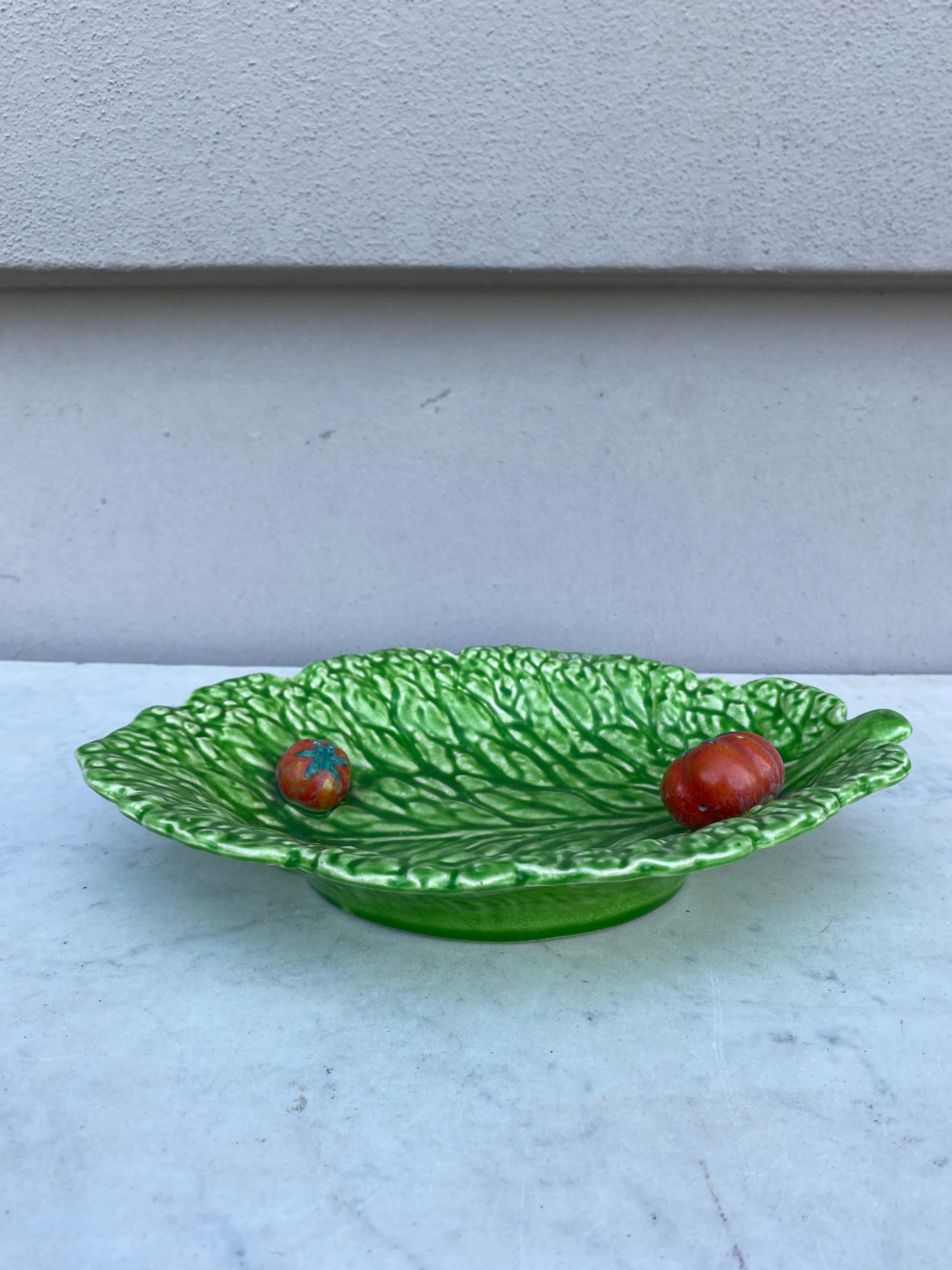 Majolica tomato platter signed Sarreguemines, circa 1930.
Trompe l 'oeil.
11