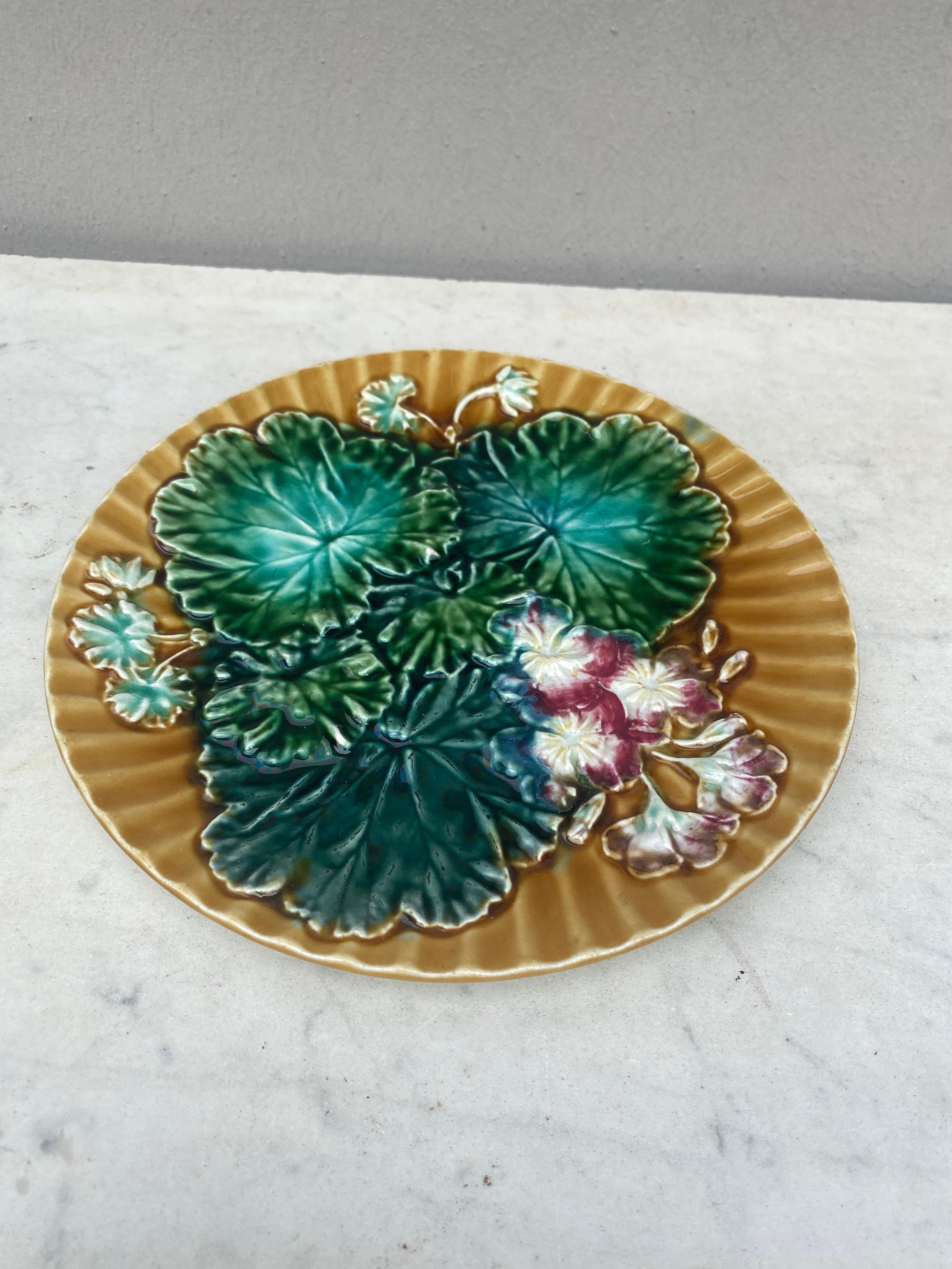 Plato de mayólica con hojas y flores Clairefontaine, hacia 1890.