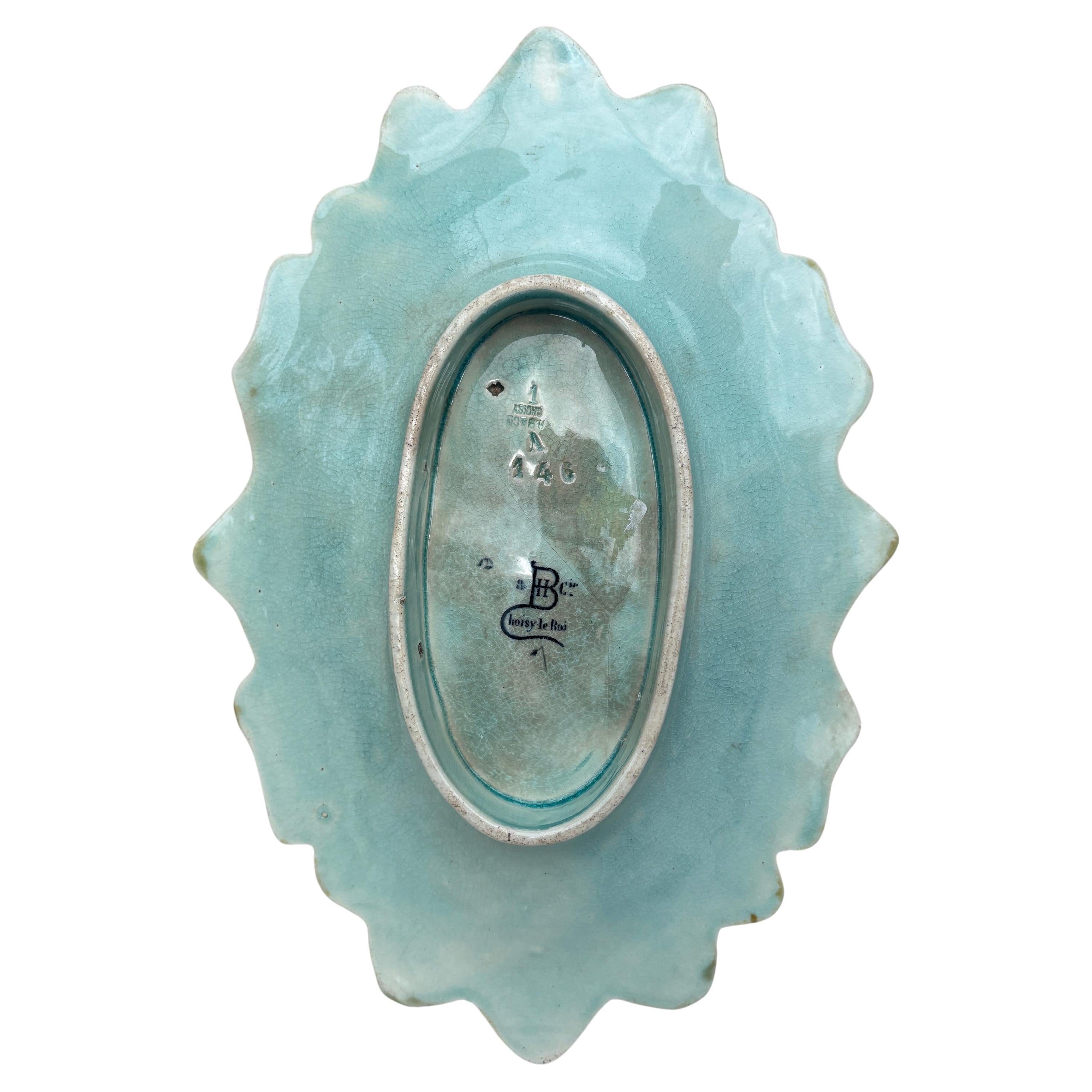 Français Plat ovale à feuilles en majolique Choisy-le-Roi, vers 1890 en vente