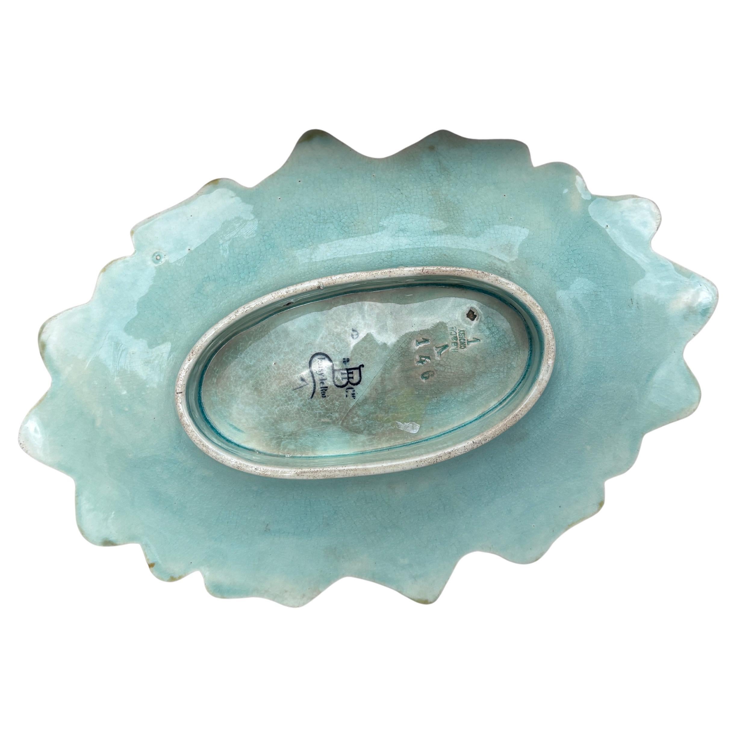 Plat ovale à feuilles en majolique Choisy-le-Roi, vers 1890 Bon état - En vente à Austin, TX