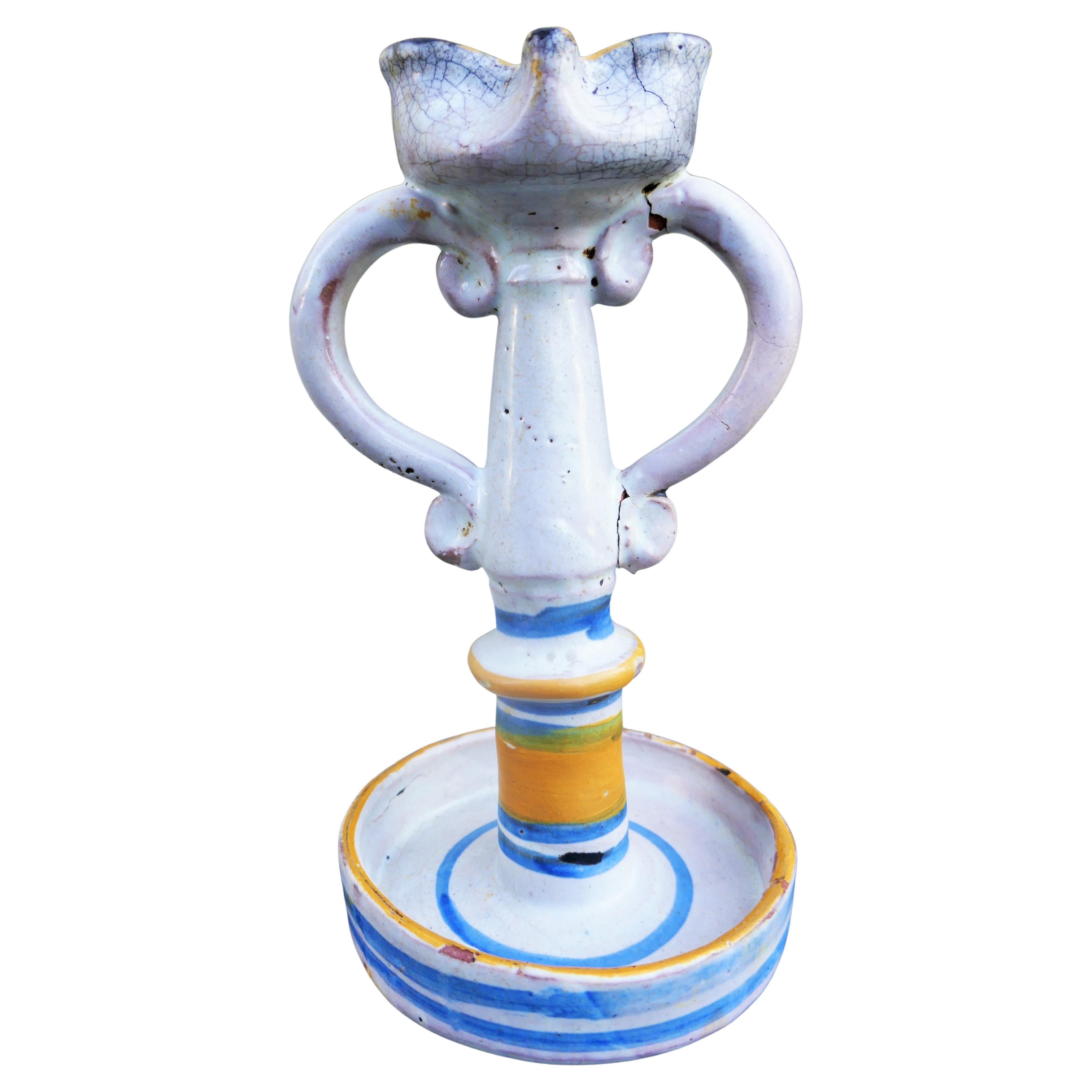 Oil lume with a cuollomozzo on a circular base with a raised edge.
Cylindrical stem with a thickening and a constriction that supports the oil container.
Two handles, one of which is broken and glued as shown in the photo.
Production Vietri sul mare