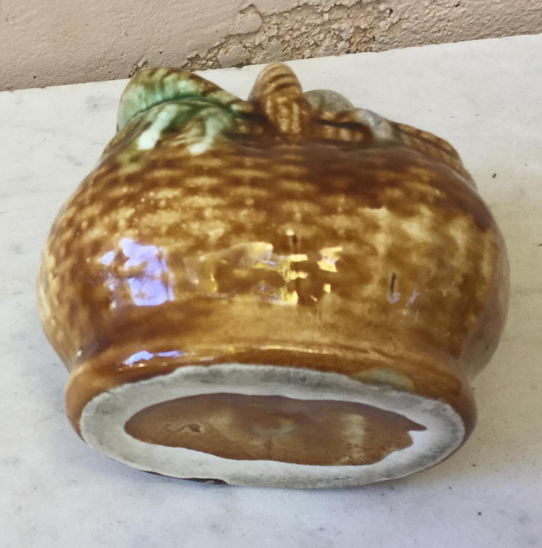Salvadanaio in maiolica, cestino con gatto e topo Onnaing In condizioni buone in vendita a Austin, TX