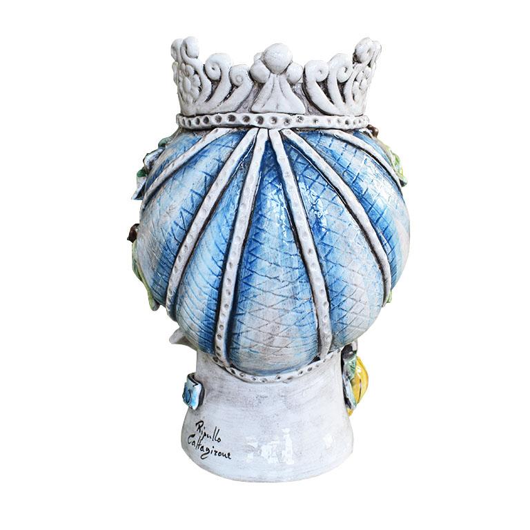 Un colorido jarrón o macetero de cerámica italiana de busto morisco de hombre, hecho a mano. Hecha a mano y esmaltada en azules, amarillos, rojos y cremas brillantes. Esta pieza representa la cabeza de un rey que lleva una corona de crema esmaltada